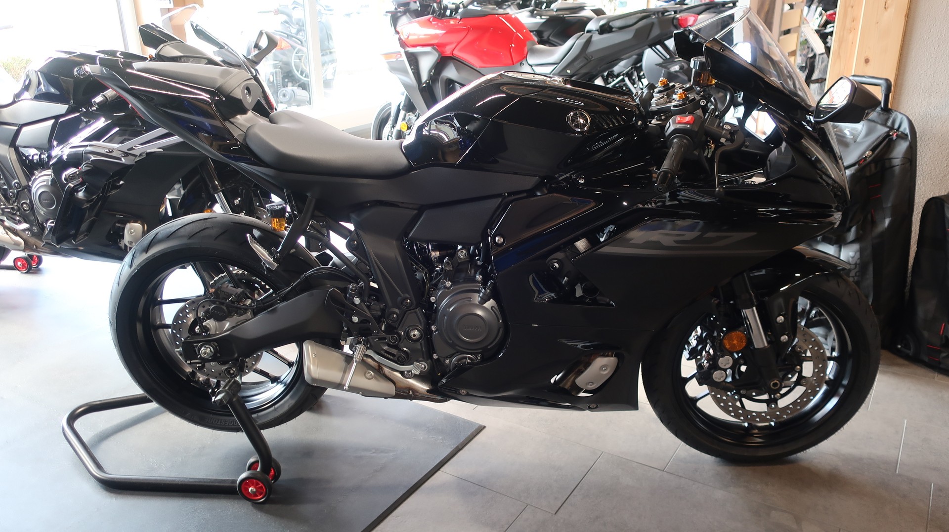 YAMAHA 35KW-showroom-element-1