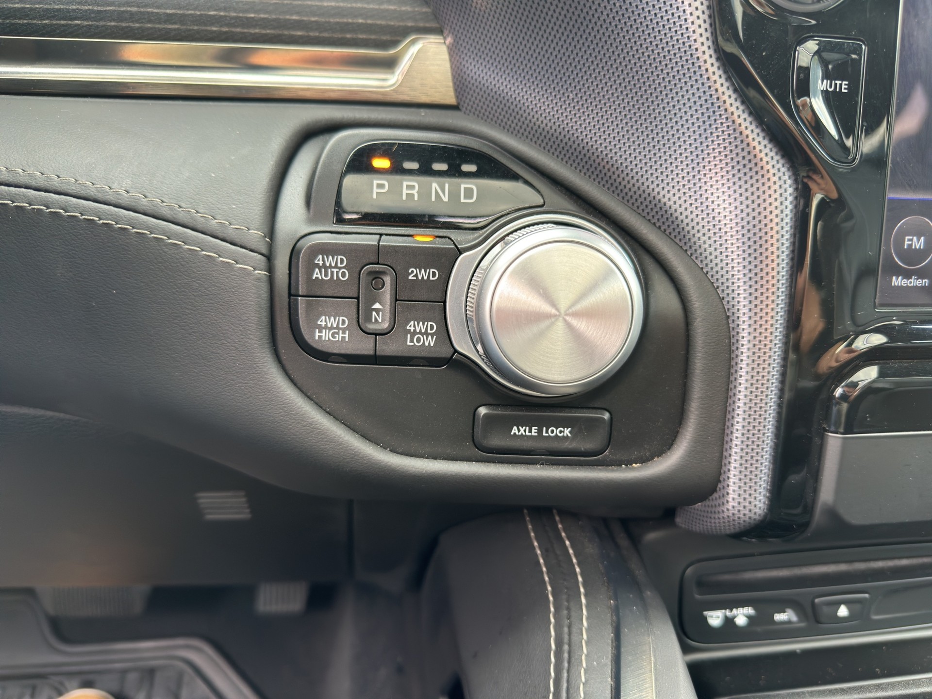 DODGE RAM 1500 Limited 5.7 V8 Hemi-image-27