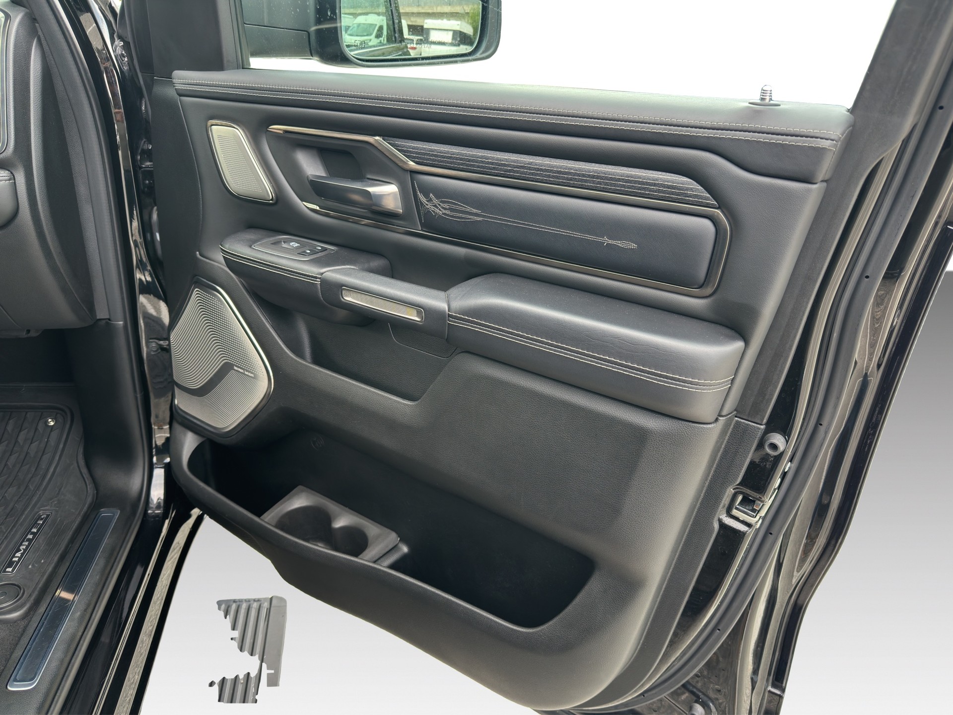 DODGE RAM 1500 Limited 5.7 V8 Hemi-image-6