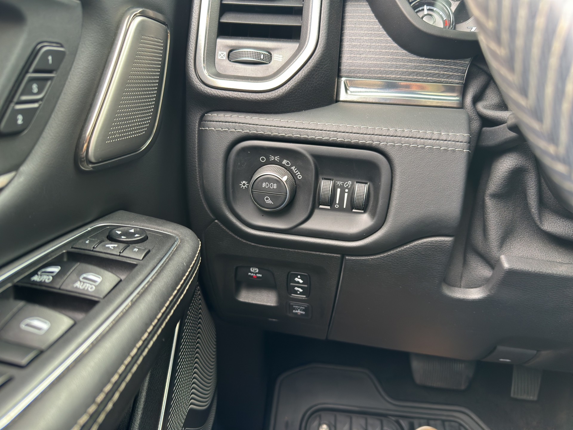 DODGE RAM 1500 Limited 5.7 V8 Hemi-image-28