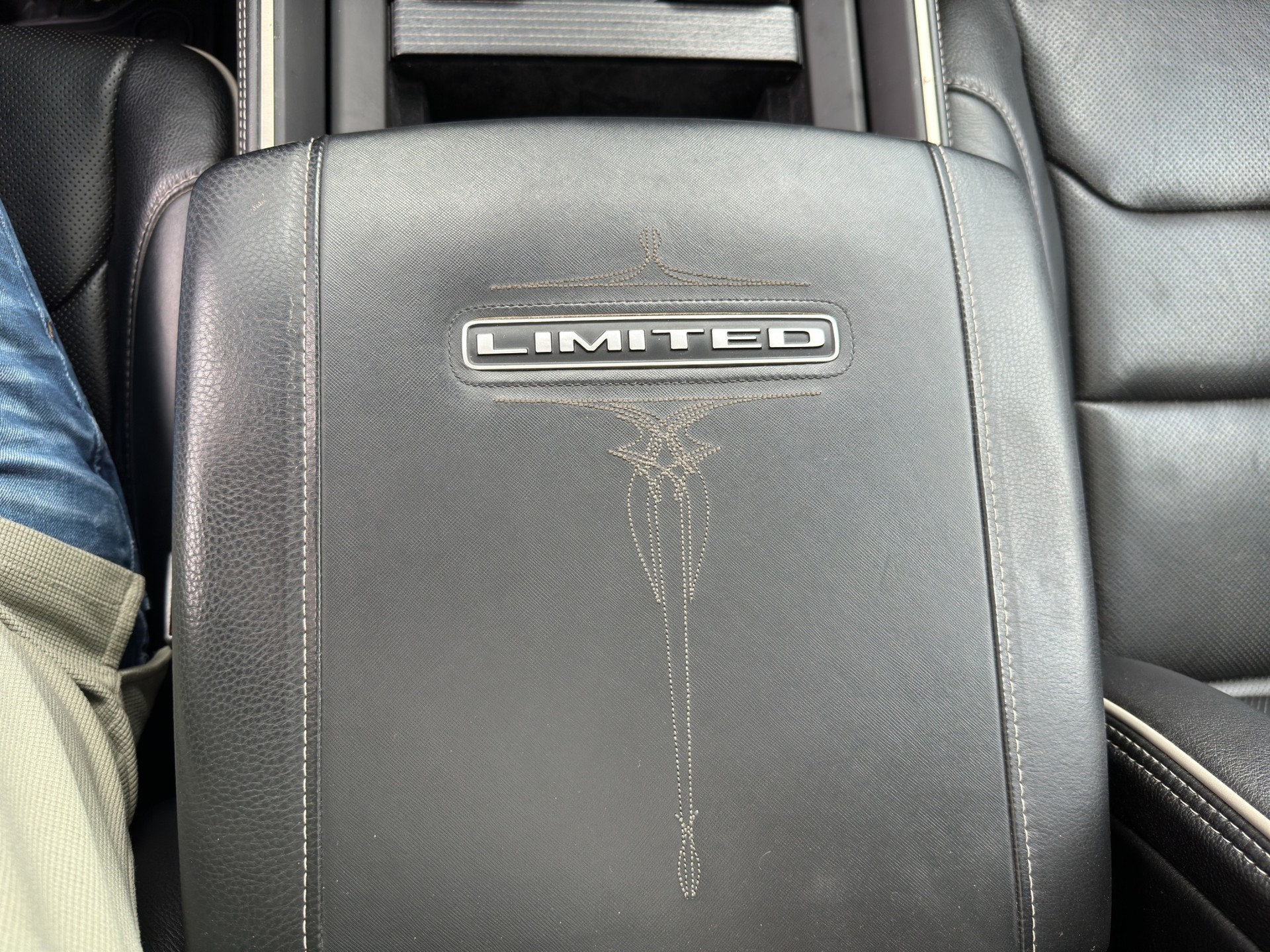 DODGE RAM 1500 Limited 5.7 V8 Hemi-image-26