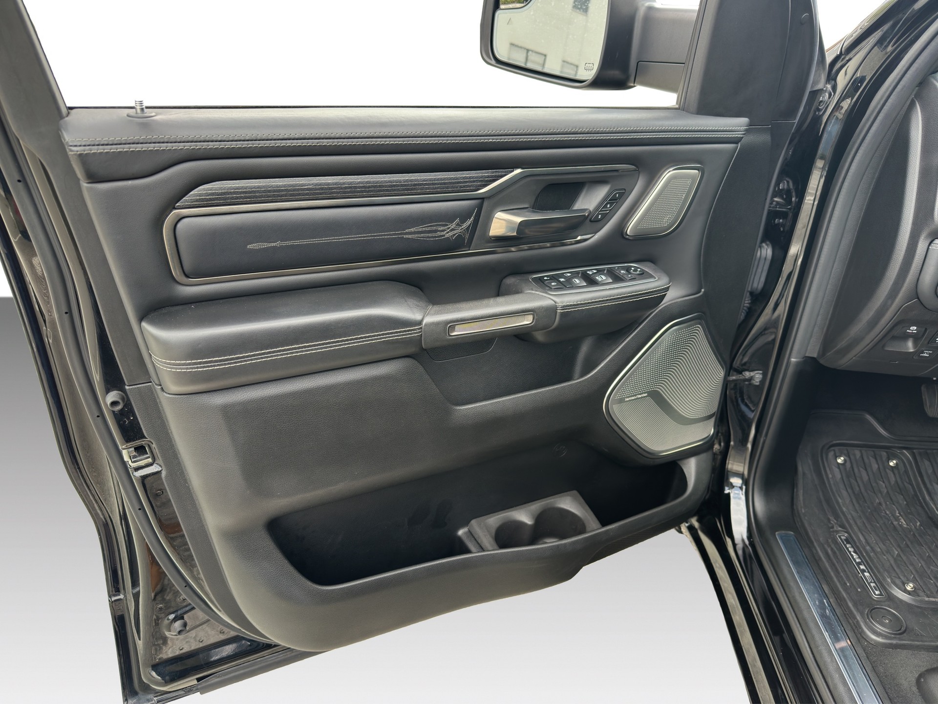 DODGE RAM 1500 Limited 5.7 V8 Hemi-image-19