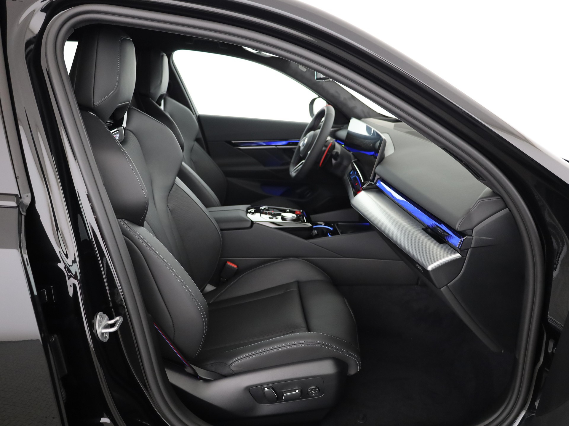 BMW M5 xDrive Touring-image-16