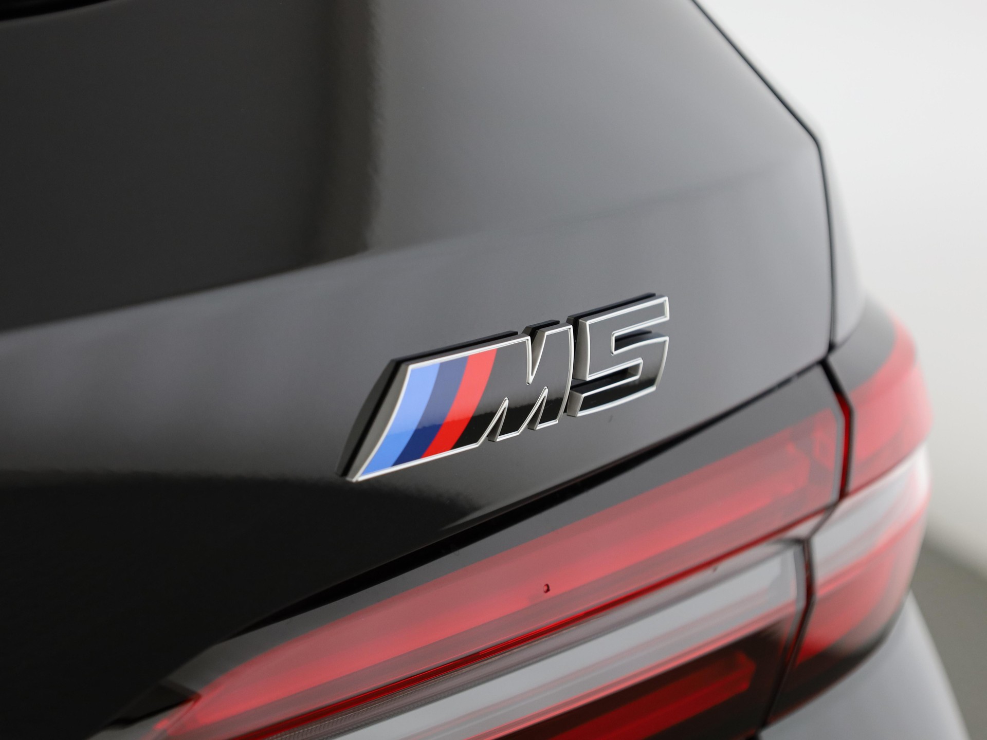 BMW M5 xDrive Touring-image-8