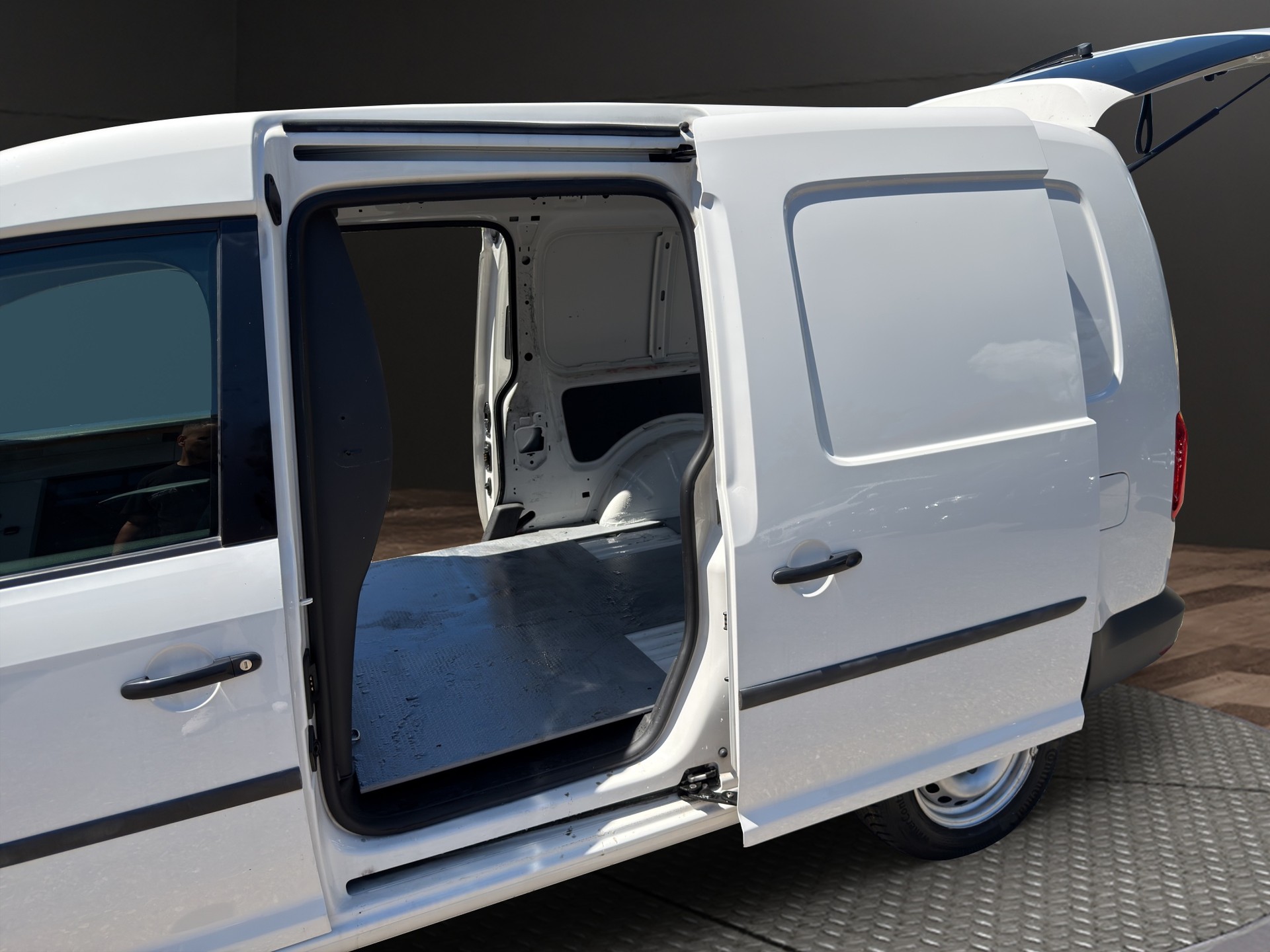 VW Caddy Maxi 2.0TDI BlueMotion Technology-image-13