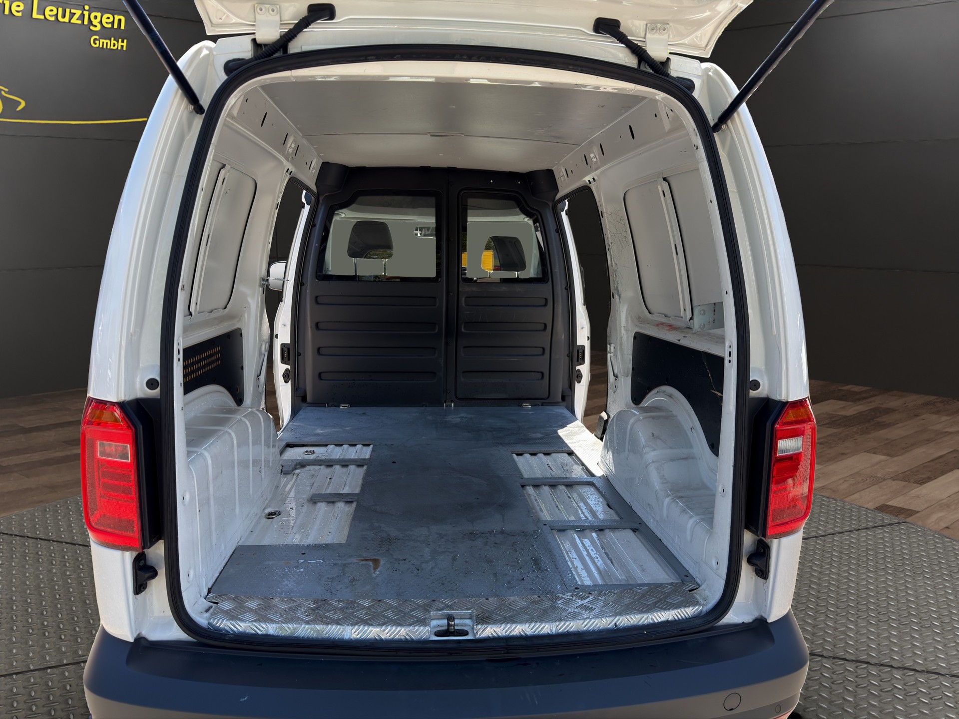 VW Caddy Maxi 2.0TDI BlueMotion Technology-image-15