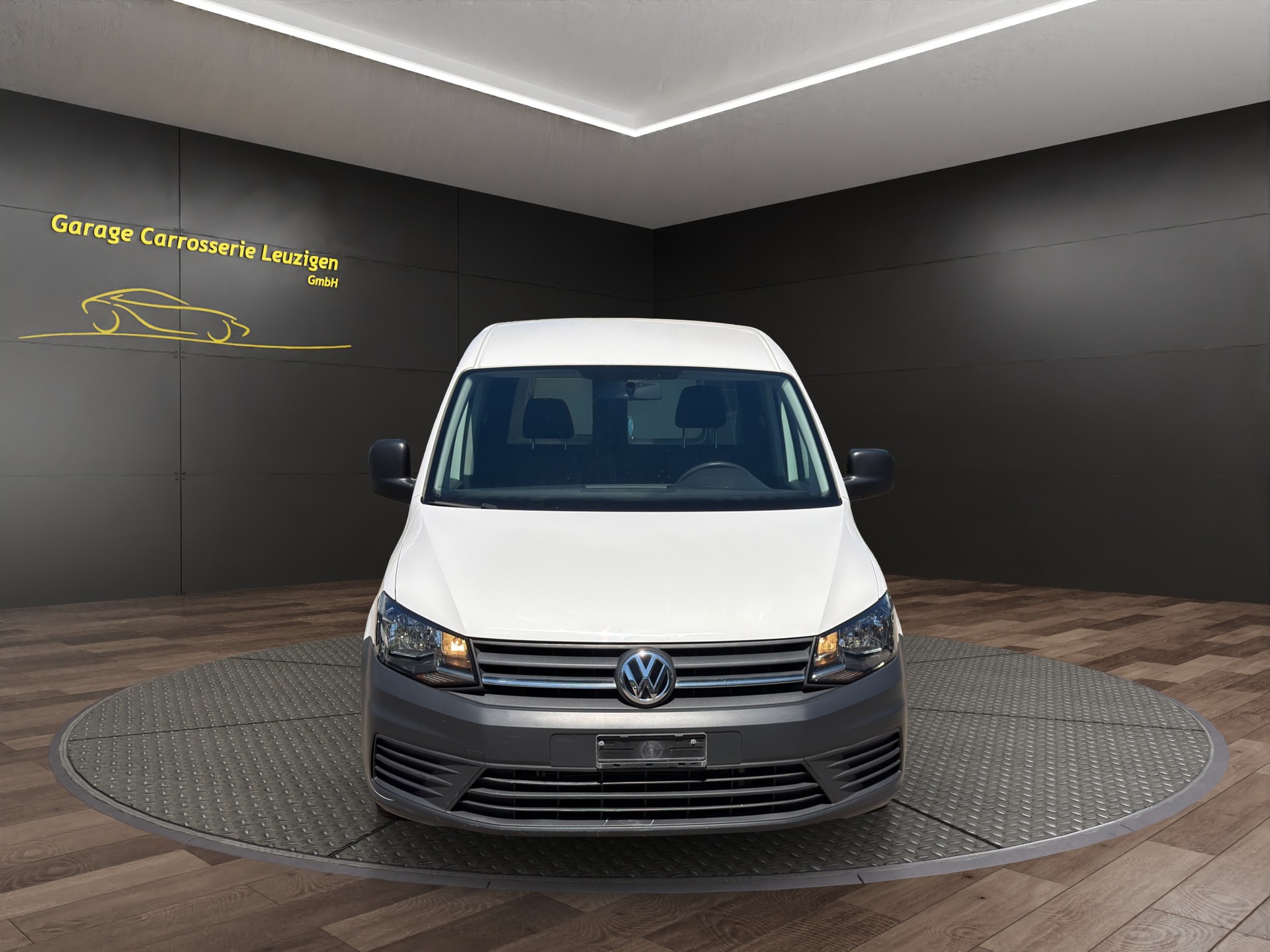 VW Caddy Maxi 2.0TDI BlueMotion Technology-image-2