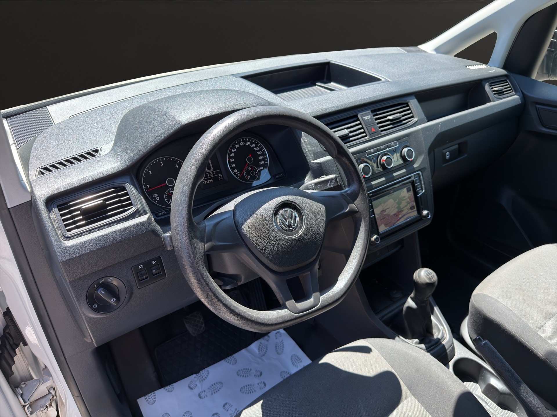 VW Caddy Maxi 2.0TDI BlueMotion Technology-image-9
