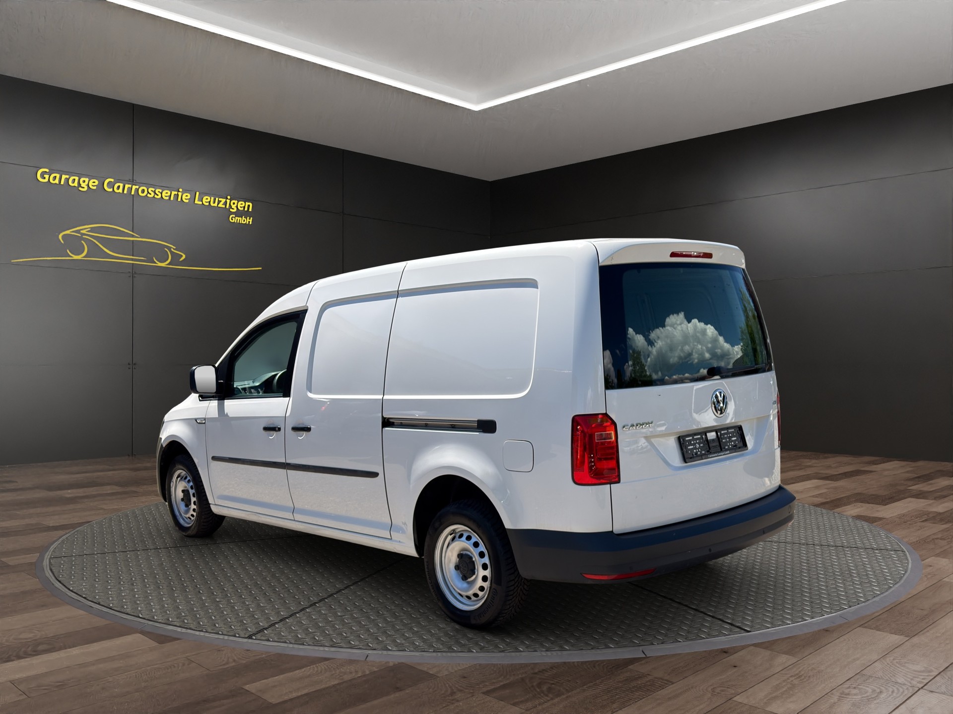VW Caddy Maxi 2.0TDI BlueMotion Technology-image-4