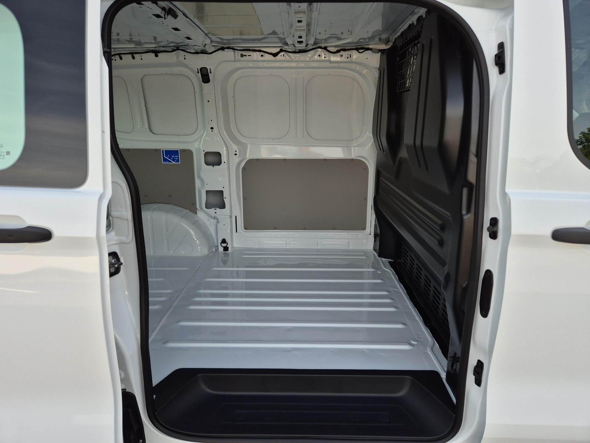 FORD Transit C Van 320 L1 2.5 Duratec 233 Trend PHEV ab 0.99% Leasing-image-8