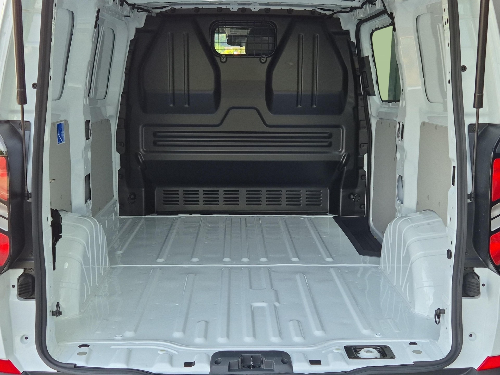 FORD Transit C Van 320 L1 2.5 Duratec 233 Trend PHEV ab 0.99% Leasing-image-12