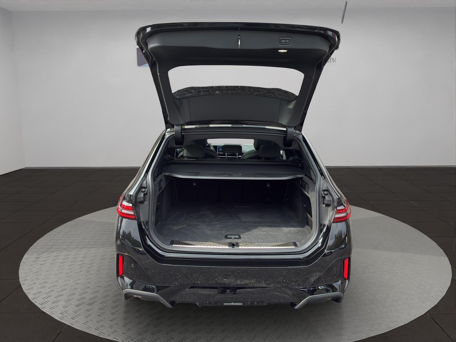 BMW 520d xDrive Touring-image-16