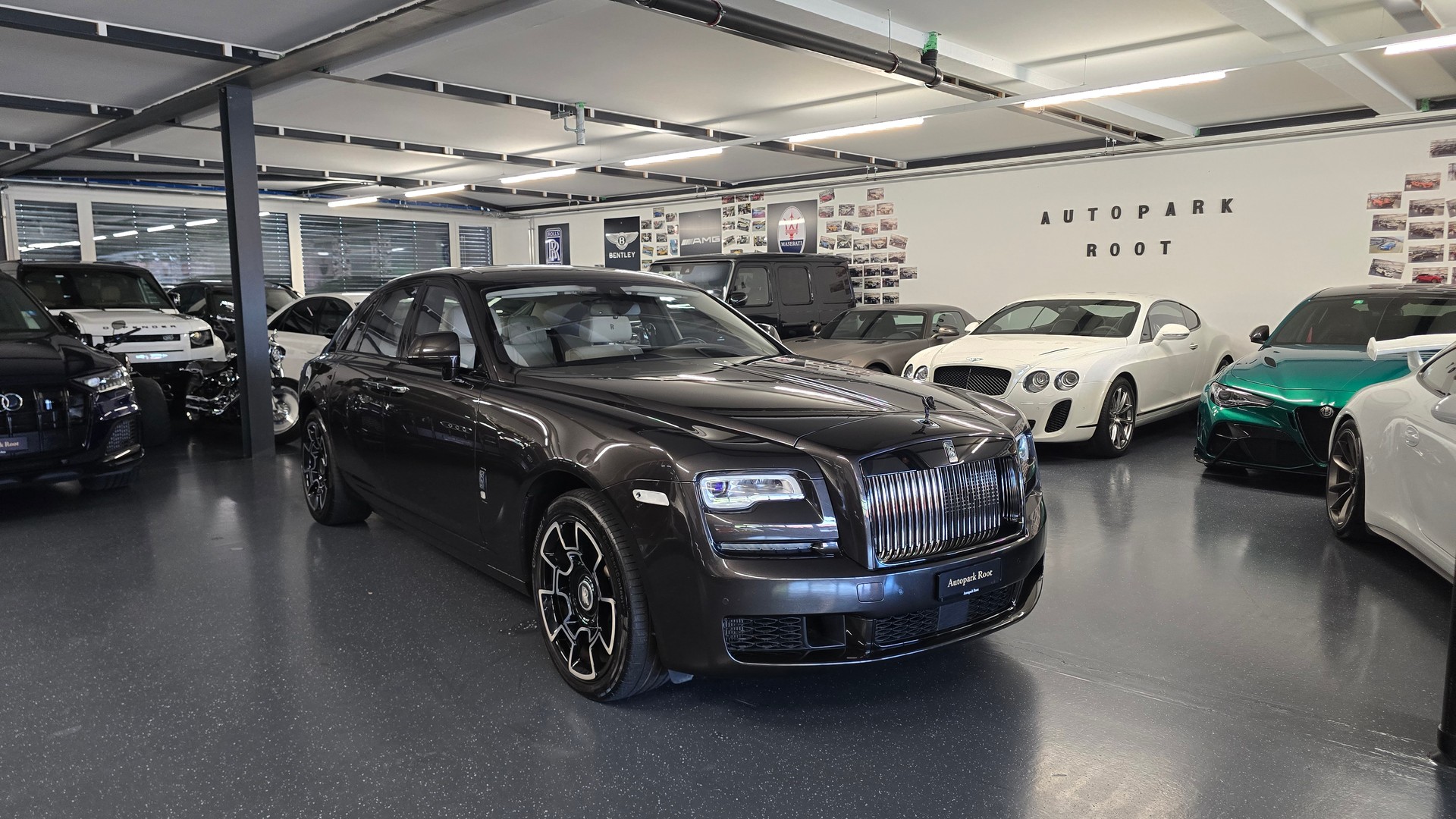 ROLLS-ROYCE Ghost 6.6 V12 Black Badge-showroom-element-1