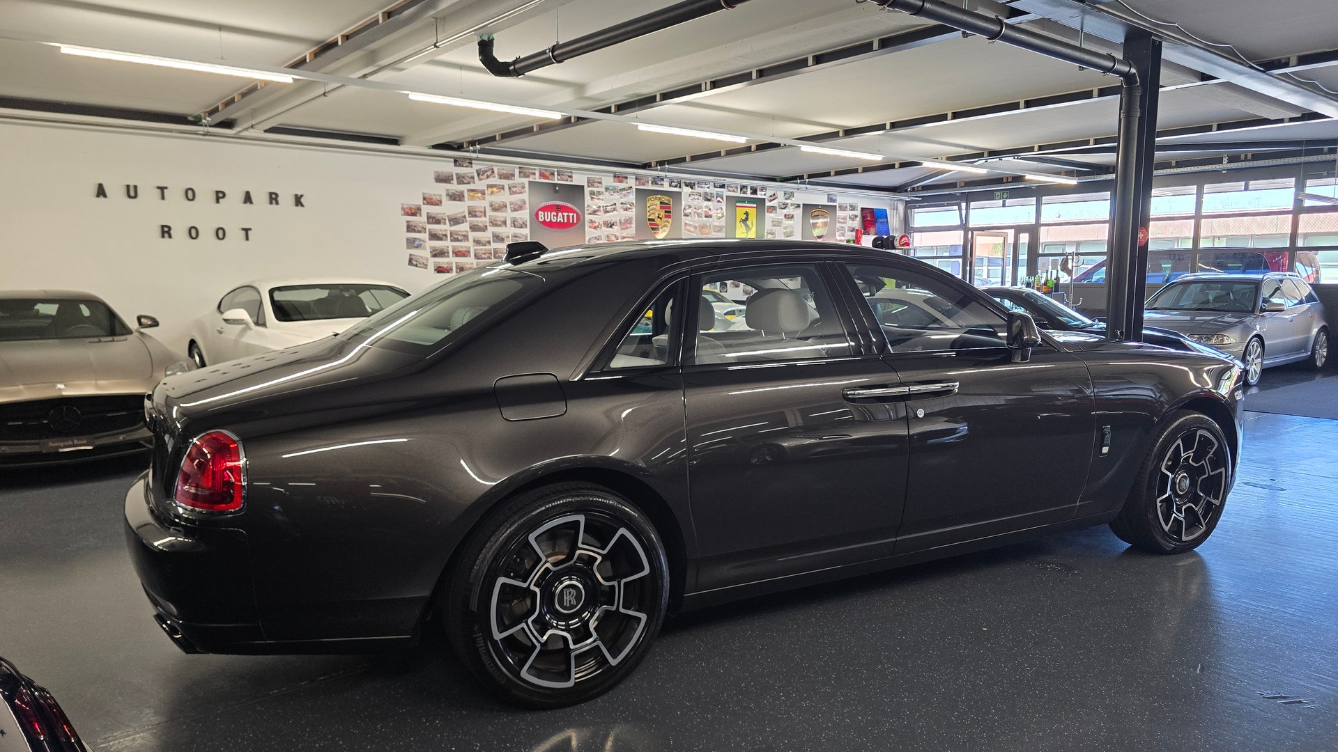 ROLLS-ROYCE Ghost 6.6 V12 Black Badge-image-5