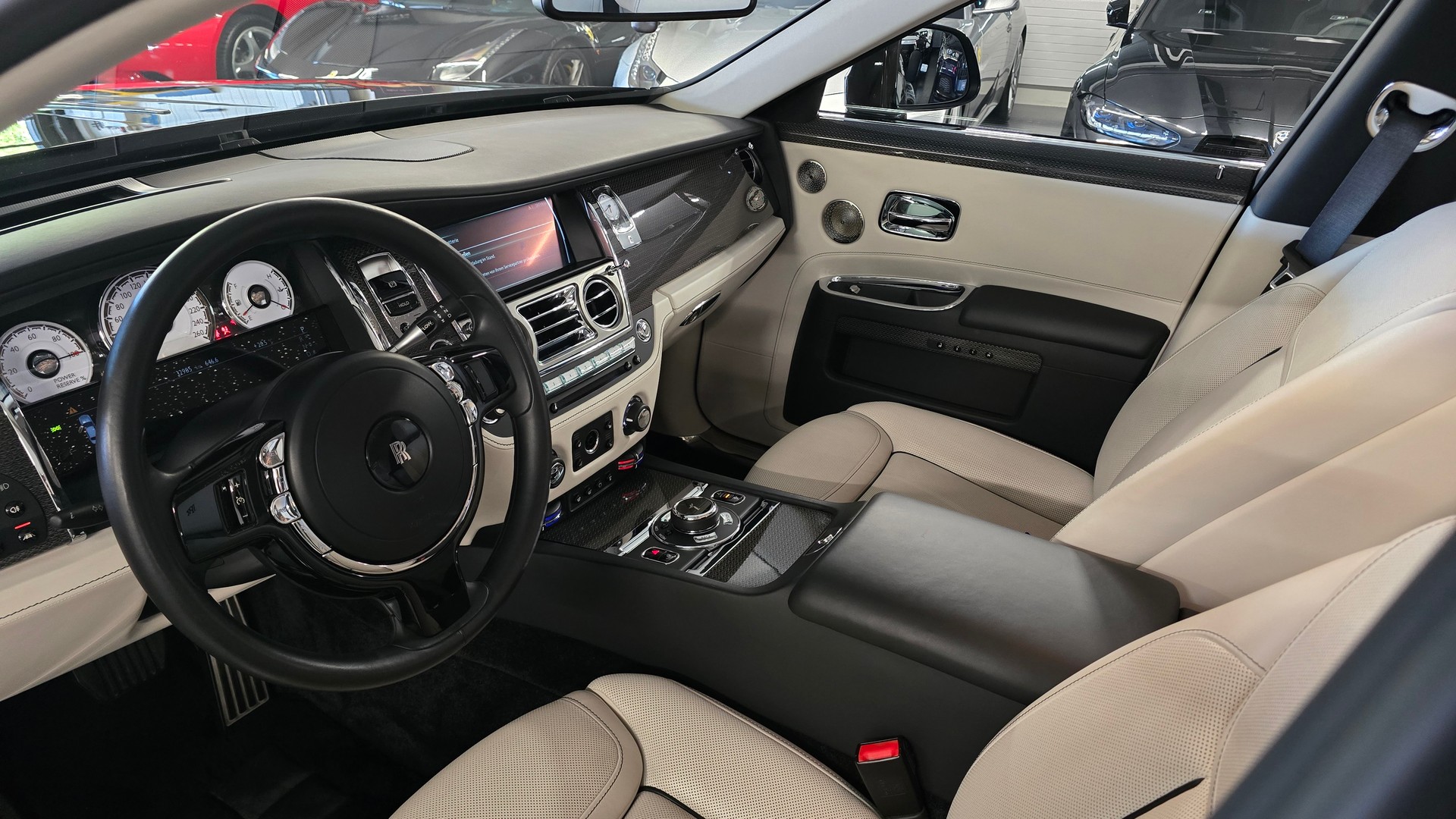 ROLLS-ROYCE Ghost 6.6 V12 Black Badge-image-13