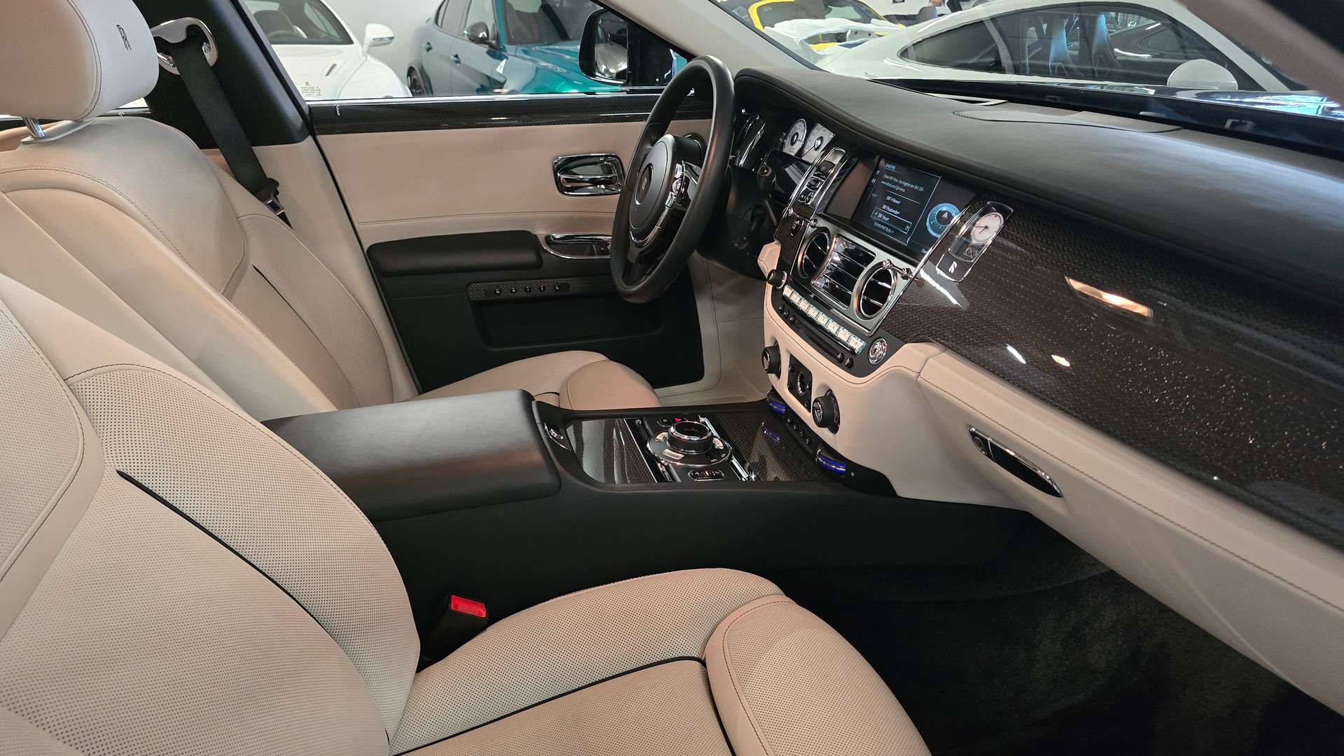 ROLLS-ROYCE Ghost 6.6 V12 Black Badge-image-16