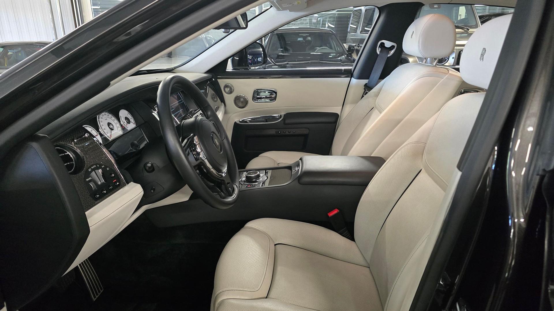 ROLLS-ROYCE Ghost 6.6 V12 Black Badge-image-17