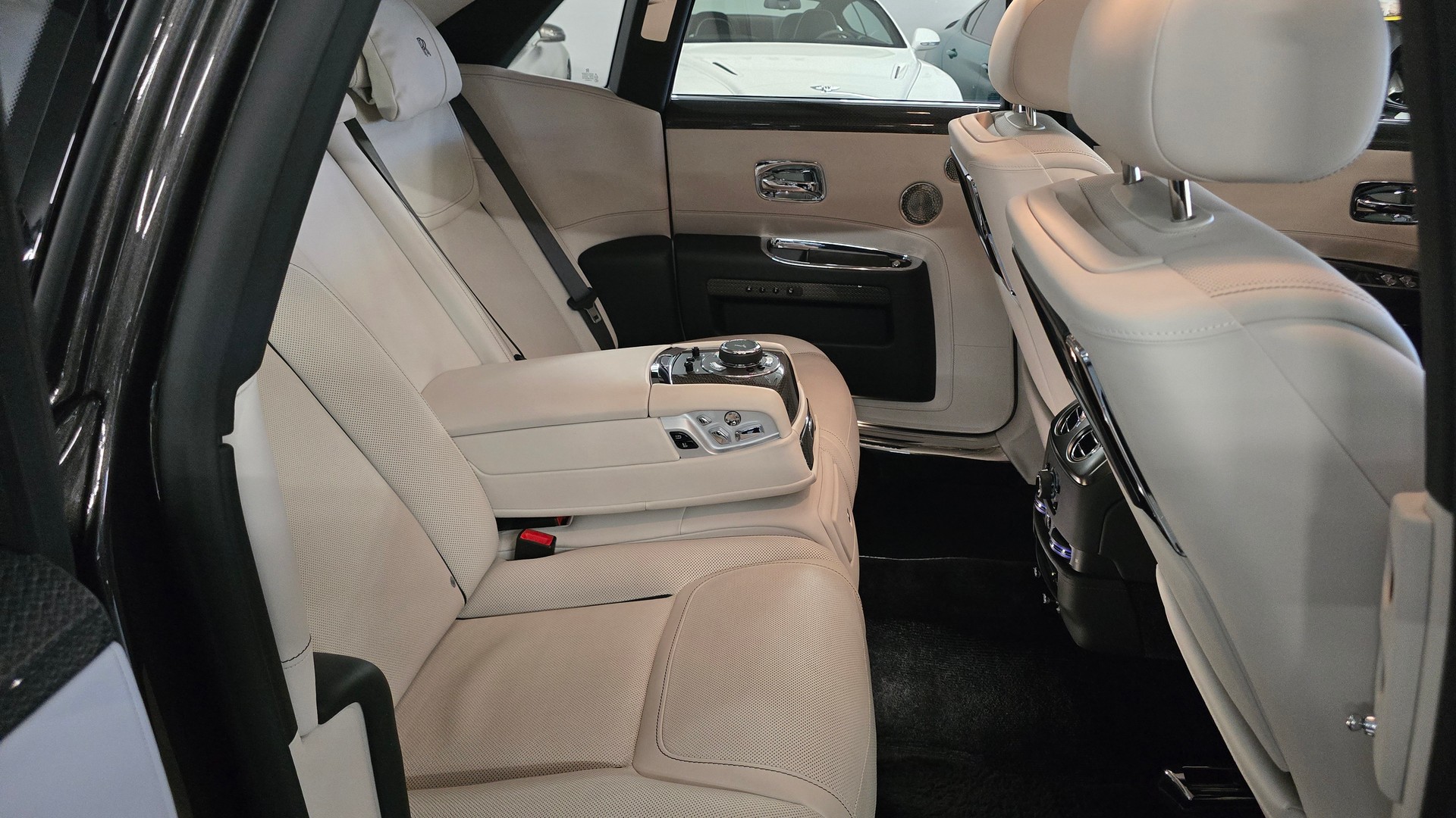 ROLLS-ROYCE Ghost 6.6 V12 Black Badge-image-22
