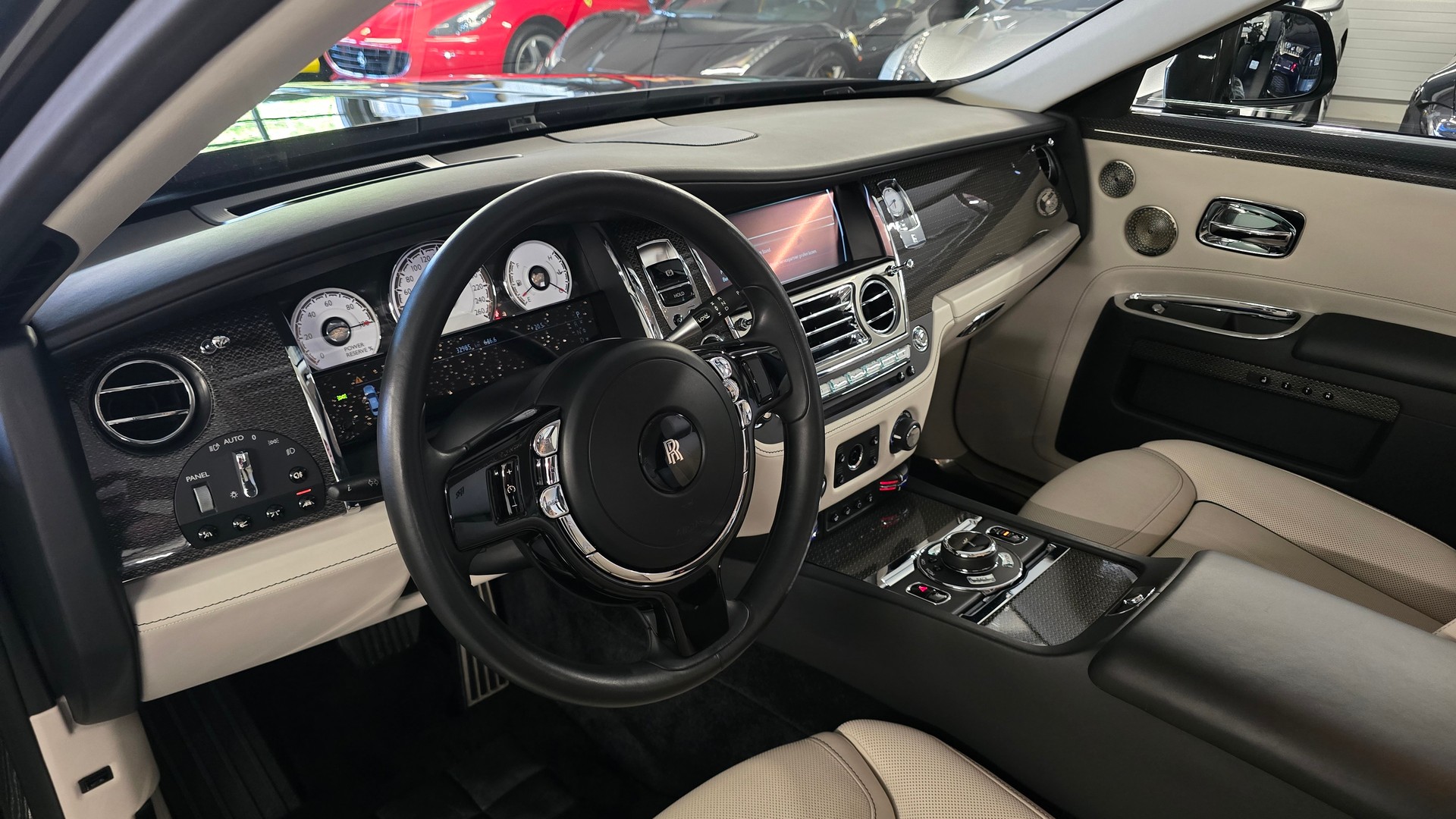 ROLLS-ROYCE Ghost 6.6 V12 Black Badge-image-14