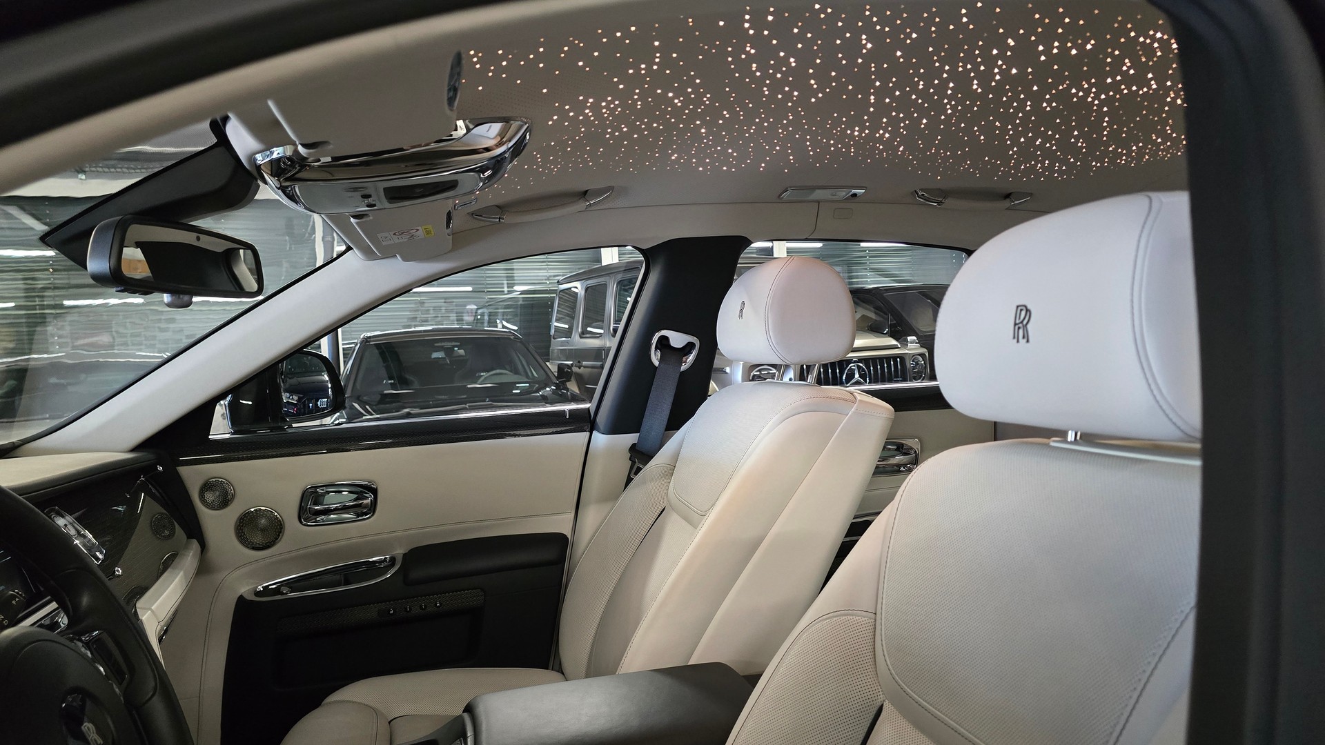 ROLLS-ROYCE Ghost 6.6 V12 Black Badge-image-15