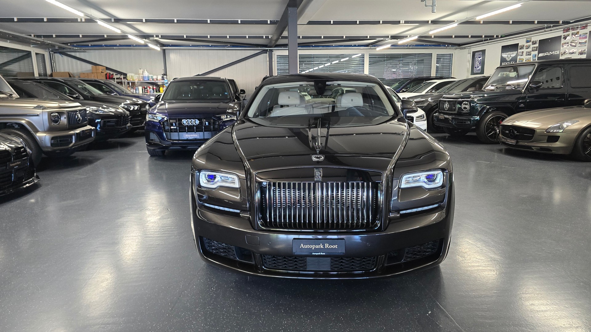 ROLLS-ROYCE Ghost 6.6 V12 Black Badge-showroom-element-2