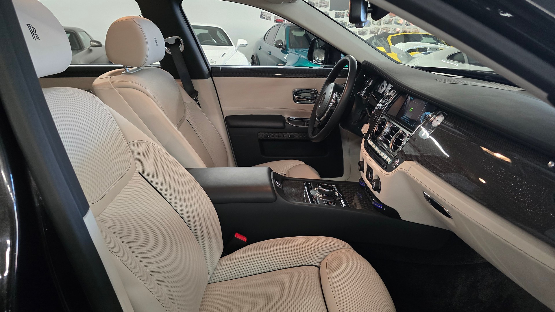 ROLLS-ROYCE Ghost 6.6 V12 Black Badge-image-20