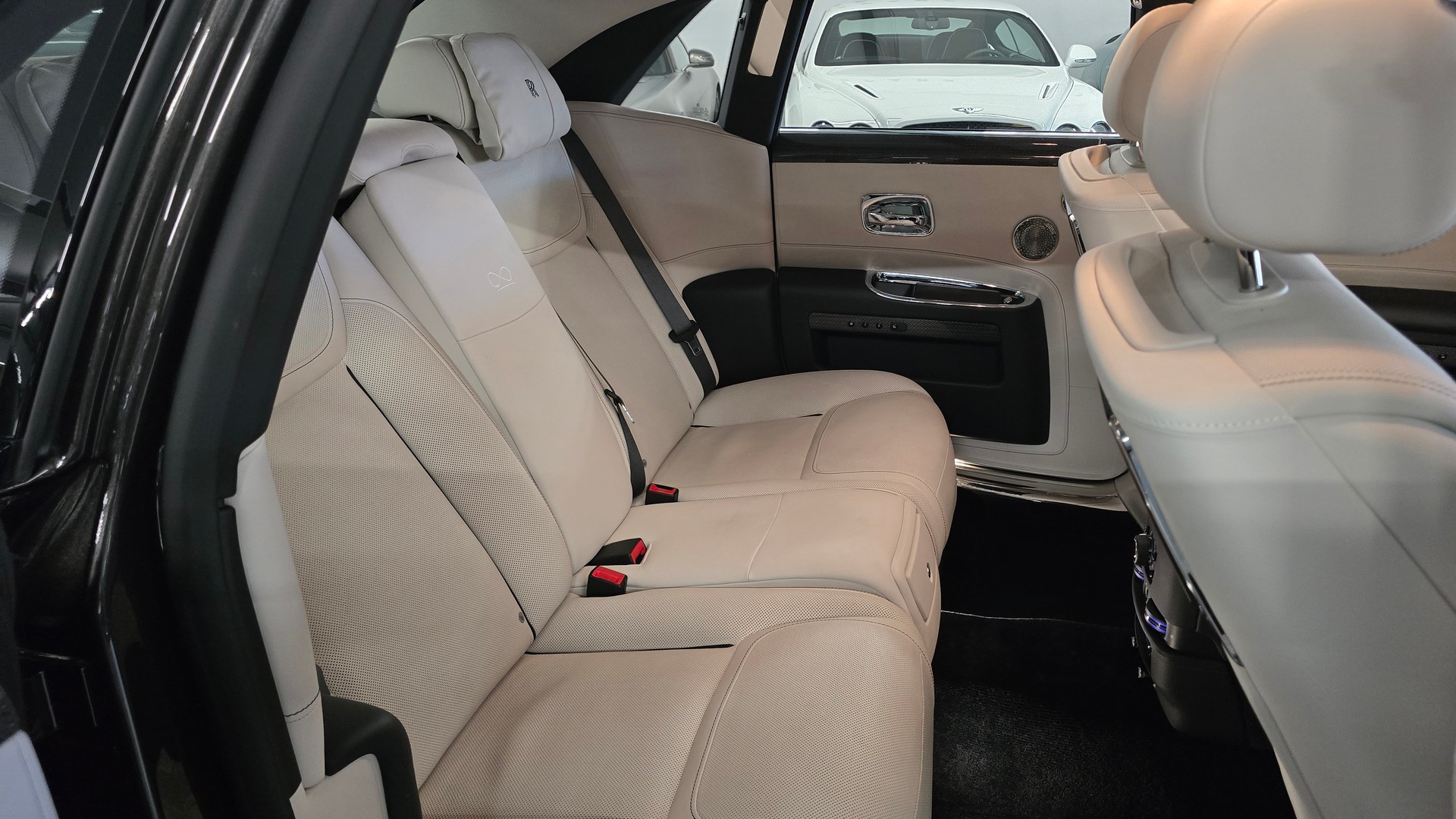 ROLLS-ROYCE Ghost 6.6 V12 Black Badge-image-23