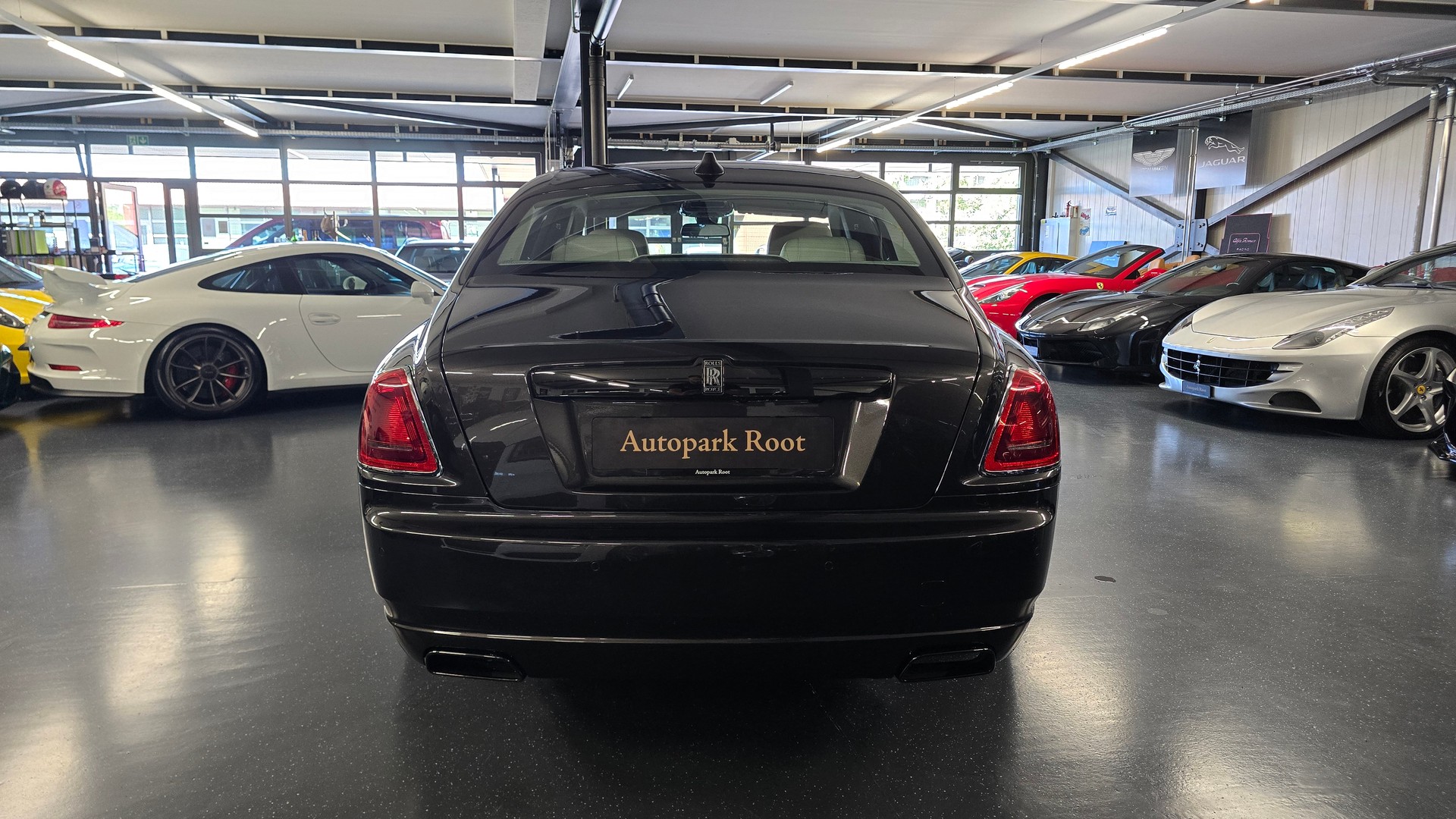 ROLLS-ROYCE Ghost 6.6 V12 Black Badge-image-6