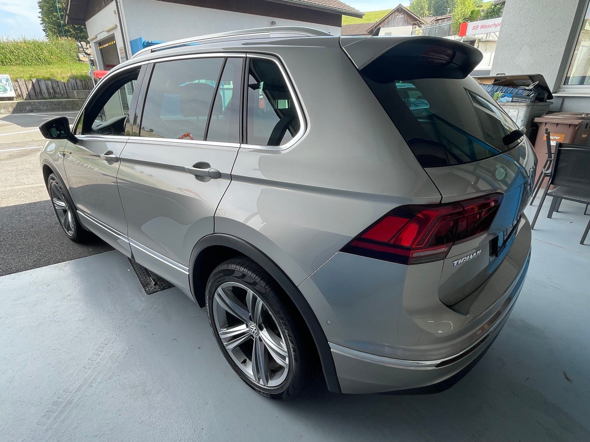 VW Tiguan 2.0TSI R-Line Highline 4Motion DSG-image-3