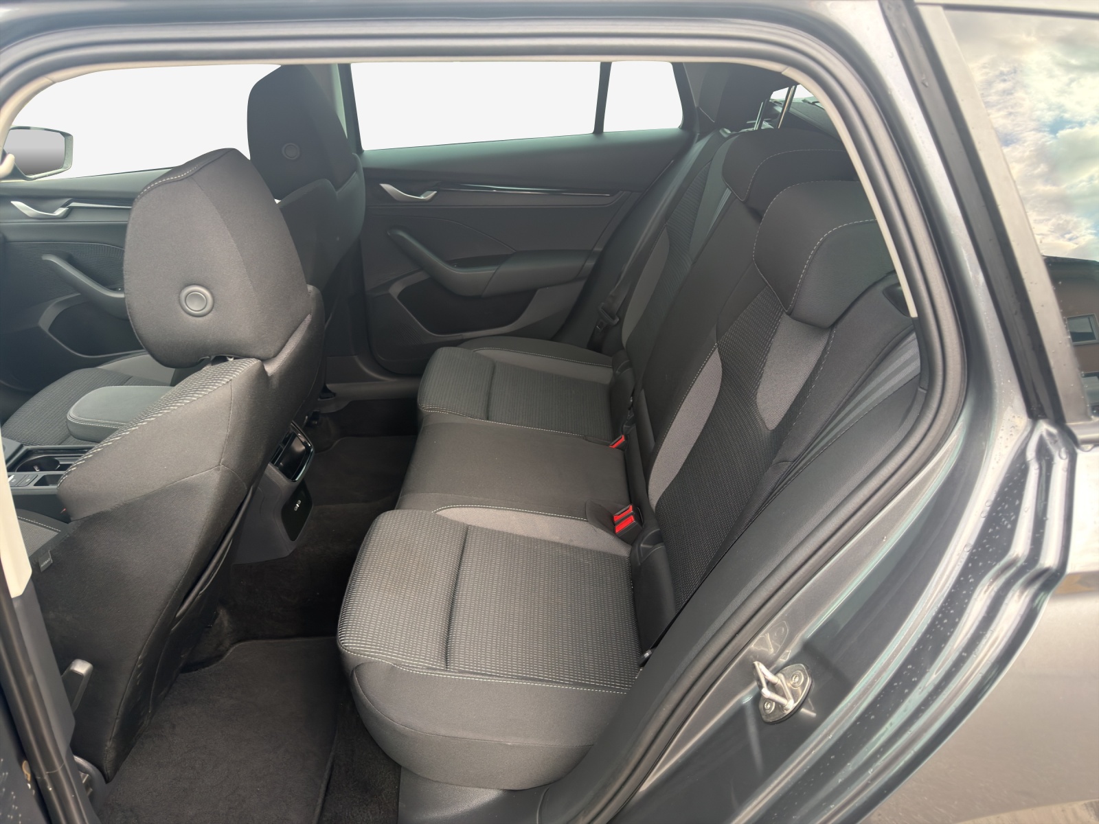 SKODA Octavia Combi 1.5 TSI mHEV DSG Dynamic-image-11