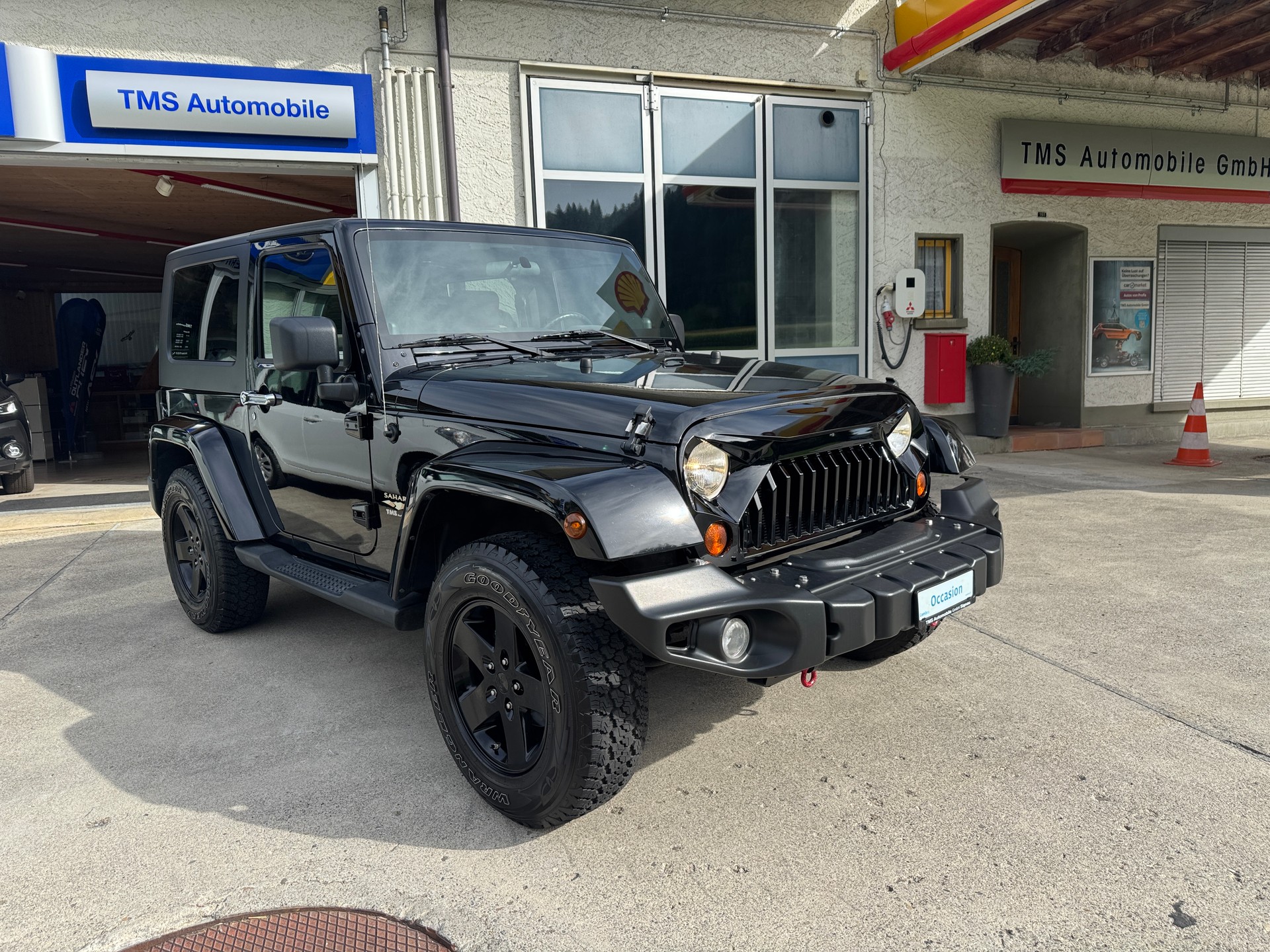 JEEP Wrangler 3.8 Sahara Automatic-image-0