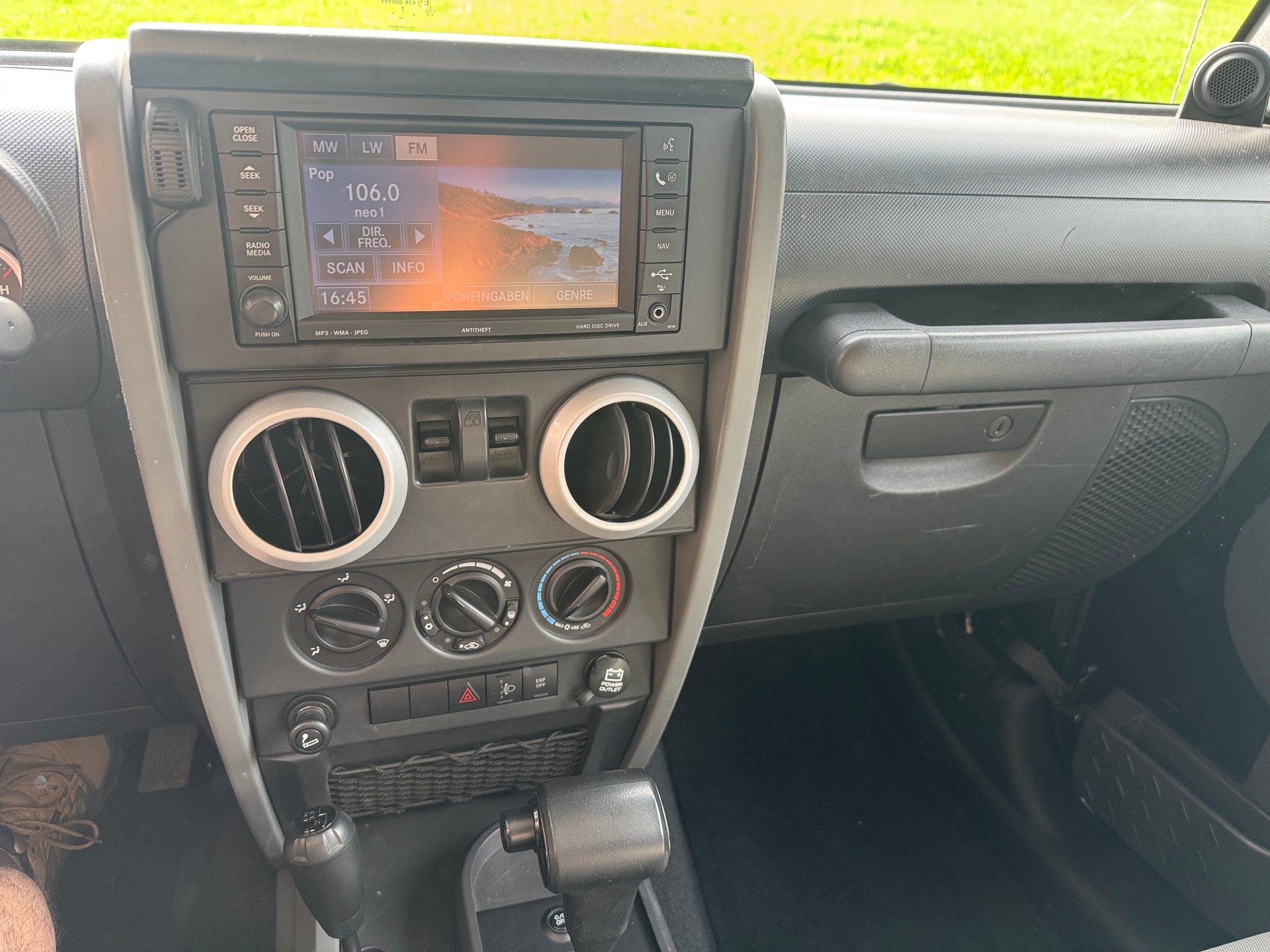 JEEP Wrangler 3.8 Sahara Automatic-image-13