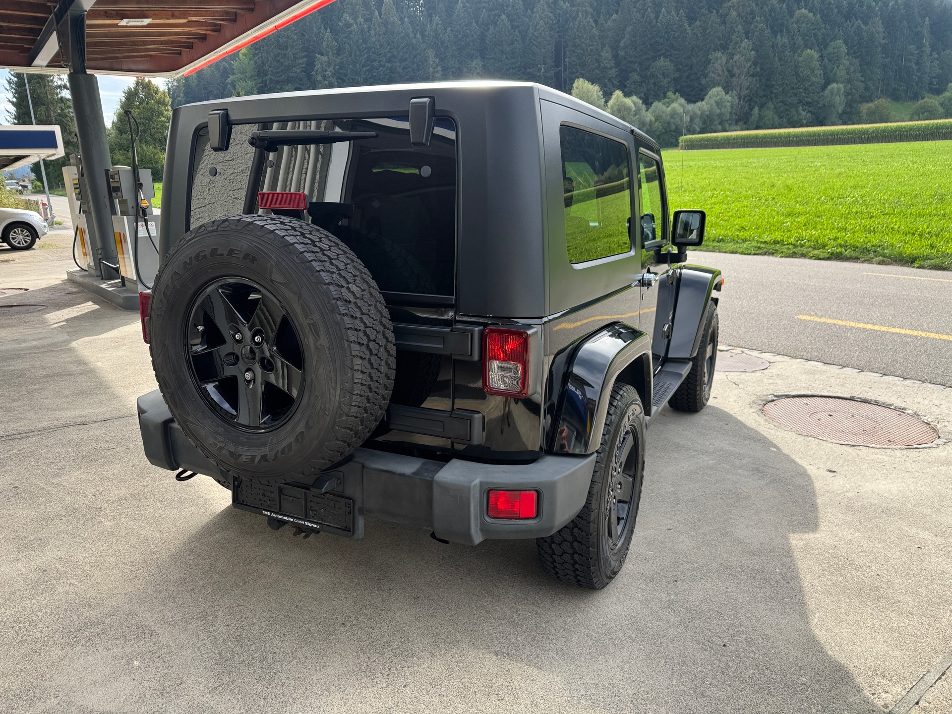JEEP Wrangler 3.8 Sahara Automatic-image-5