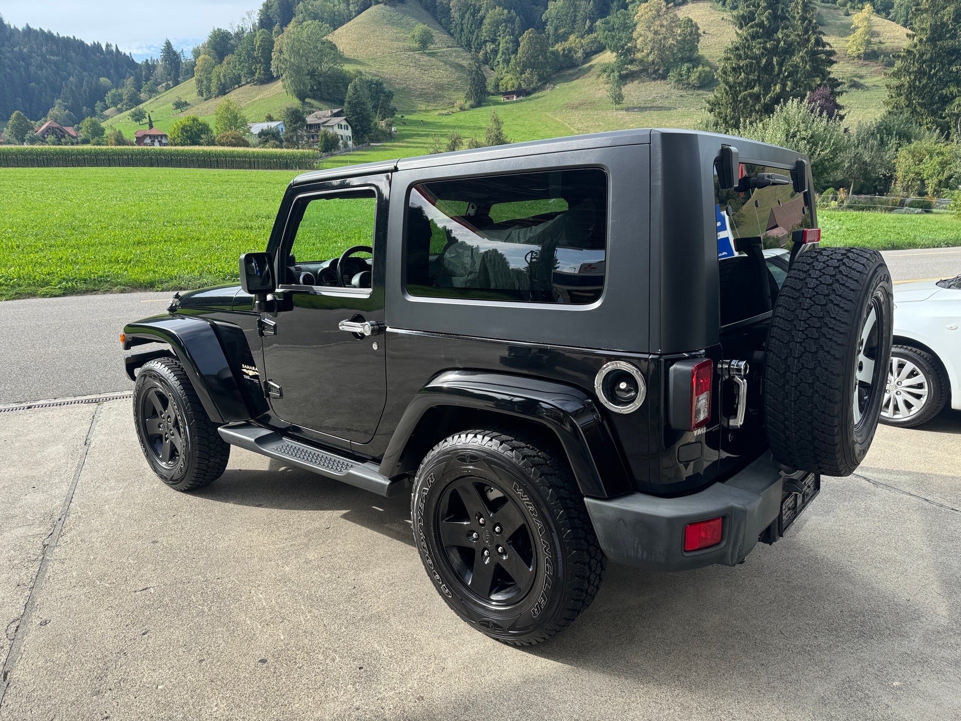 JEEP Wrangler 3.8 Sahara Automatic-image-4