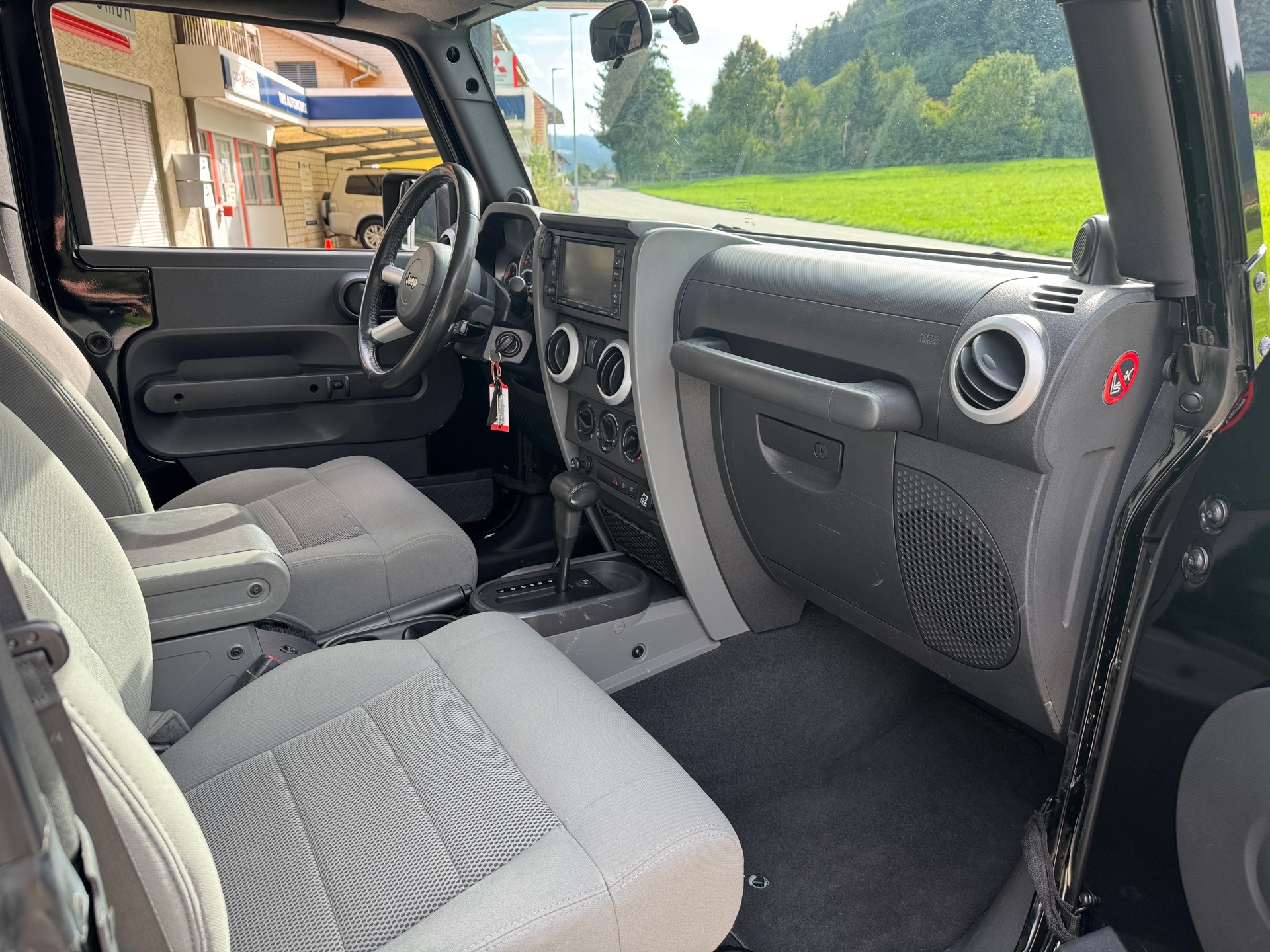 JEEP Wrangler 3.8 Sahara Automatic-image-6