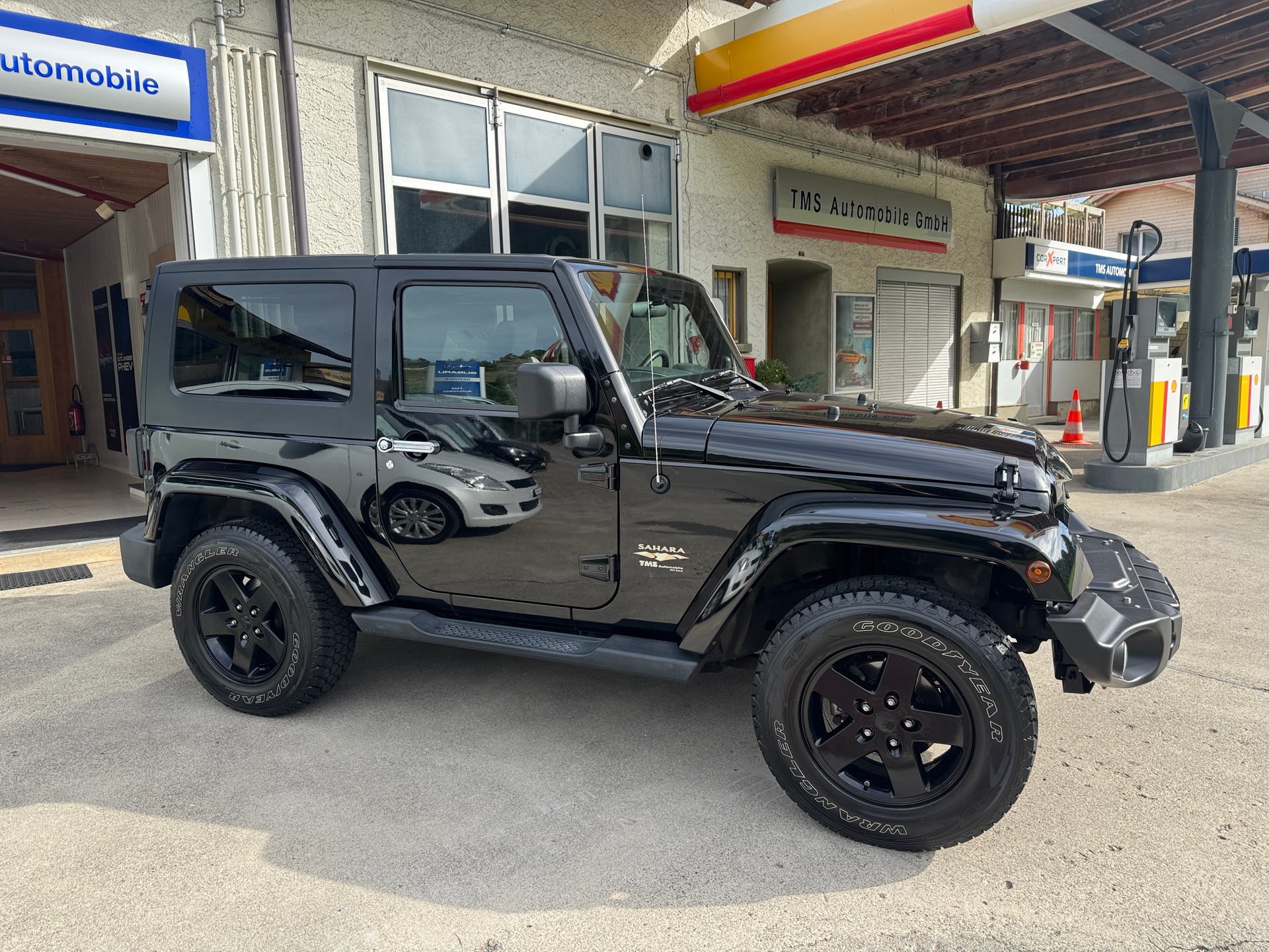 JEEP Wrangler 3.8 Sahara Automatic-image-1