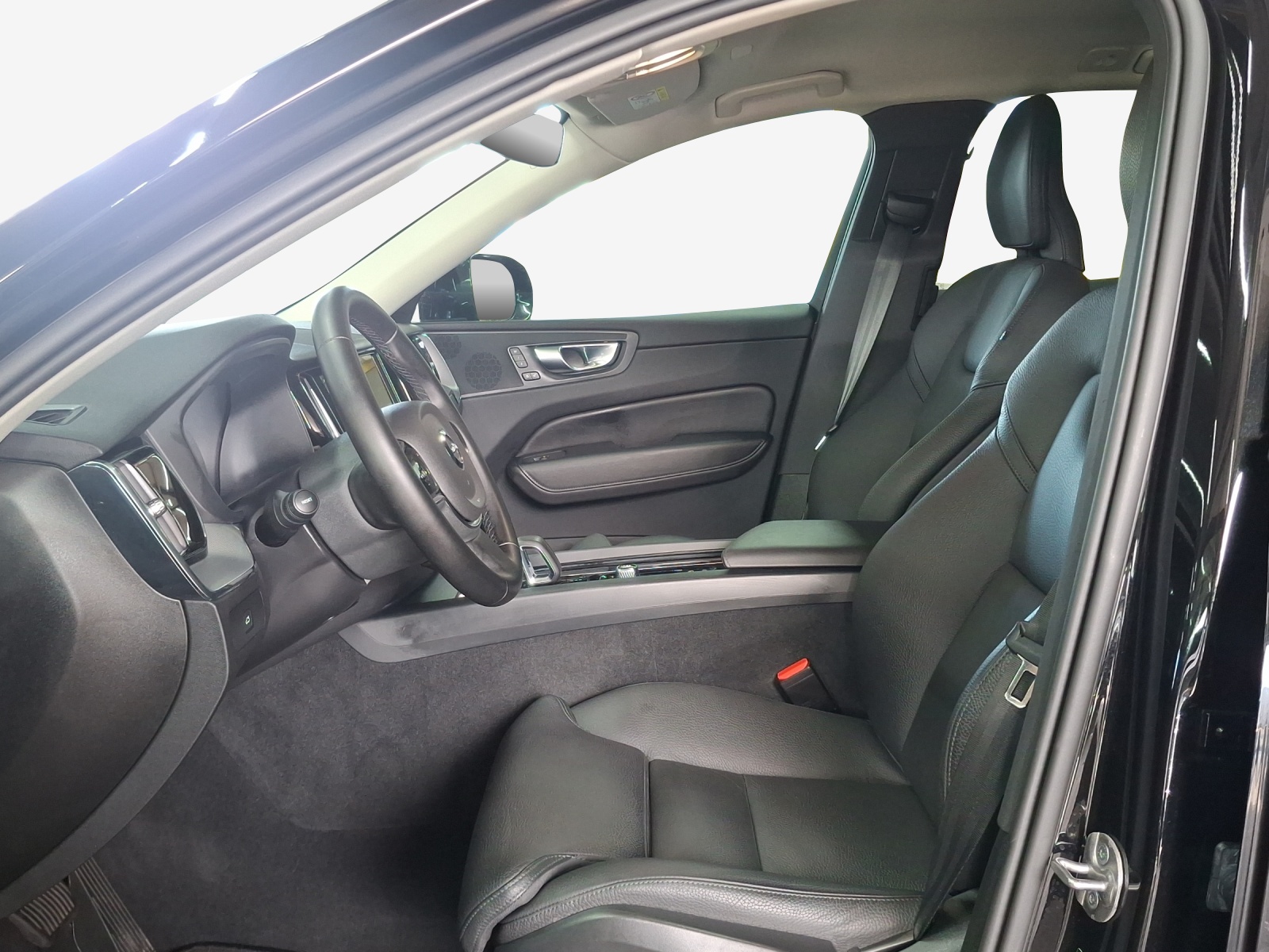VOLVO XC60 B5 Benzin Mild Hybrid AWD Plus Dark Geartronic-image-7