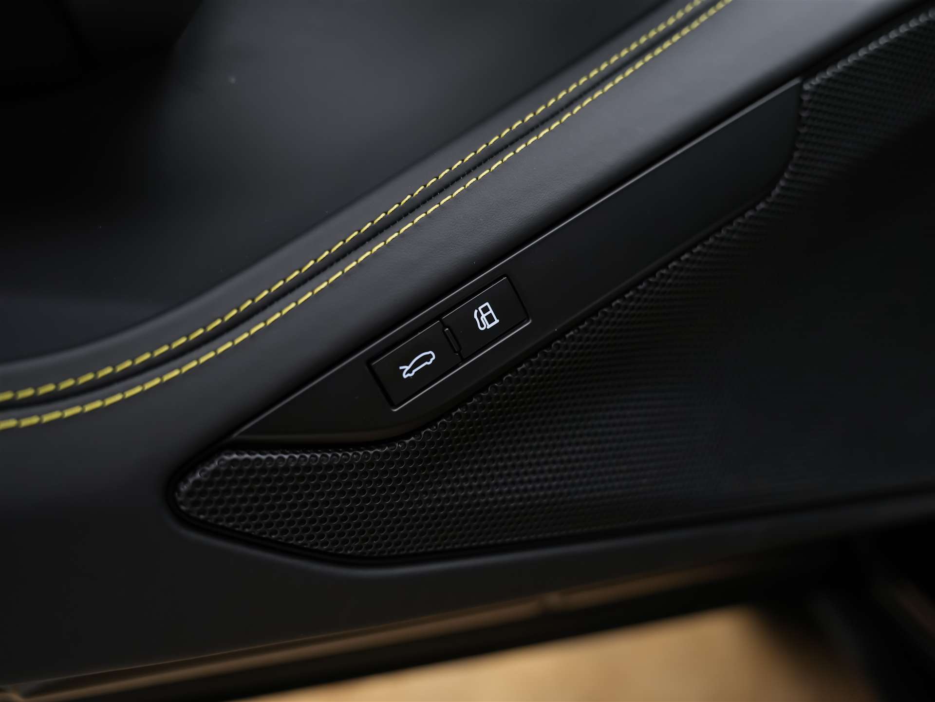 FERRARI F8 Tributo *Schalensitze*Keramik*Carbon*-image-23