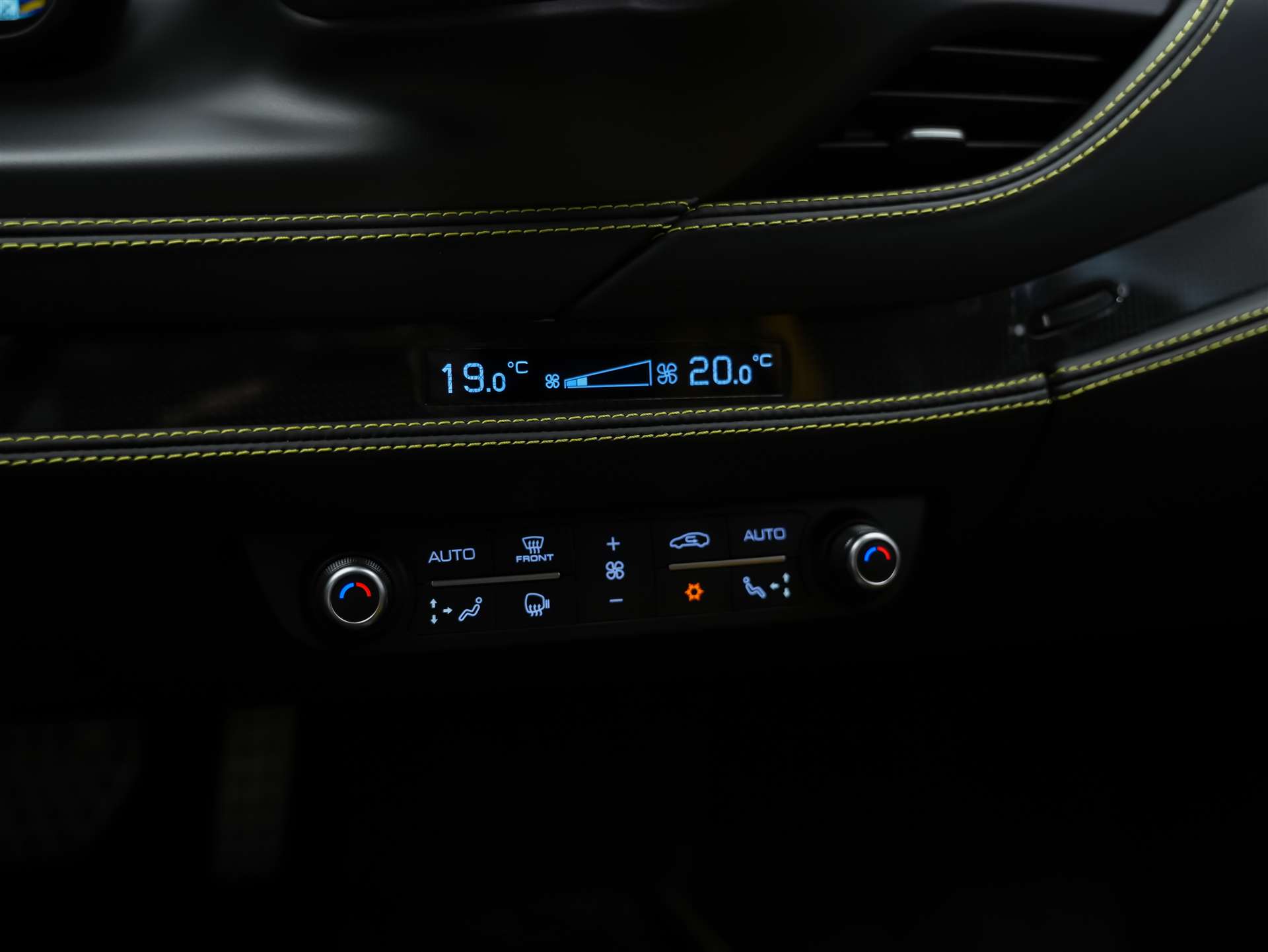 FERRARI F8 Tributo *Schalensitze*Keramik*Carbon*-image-31