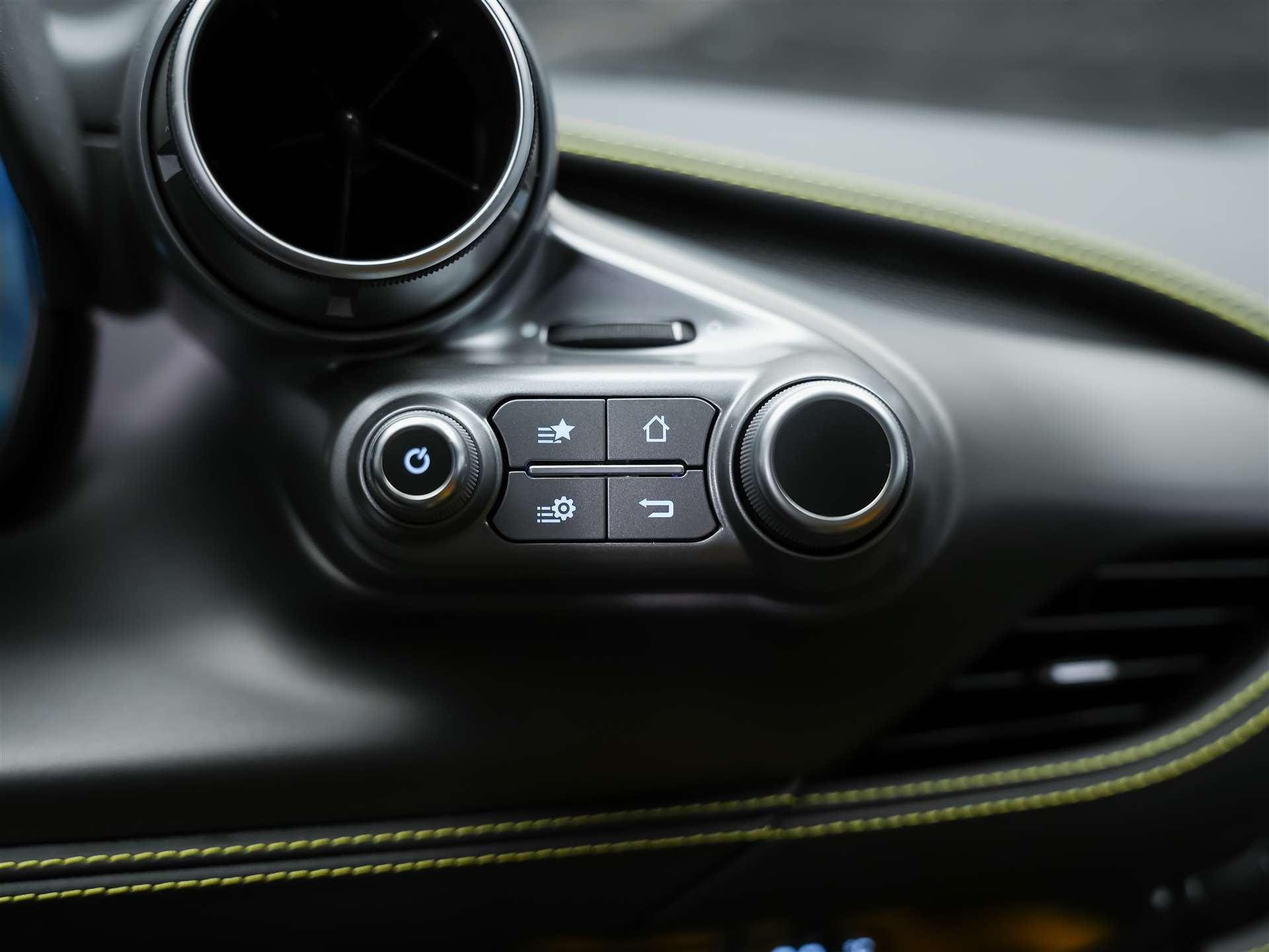 FERRARI F8 Tributo *Schalensitze*Keramik*Carbon*-image-30