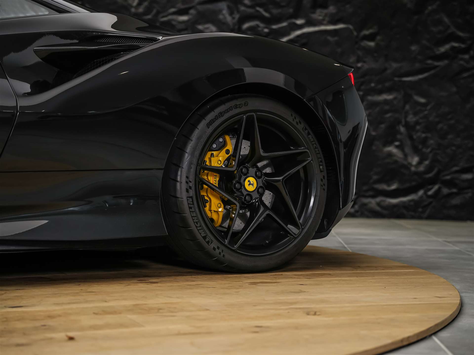 FERRARI F8 Tributo *Schalensitze*Keramik*Carbon*-image-16