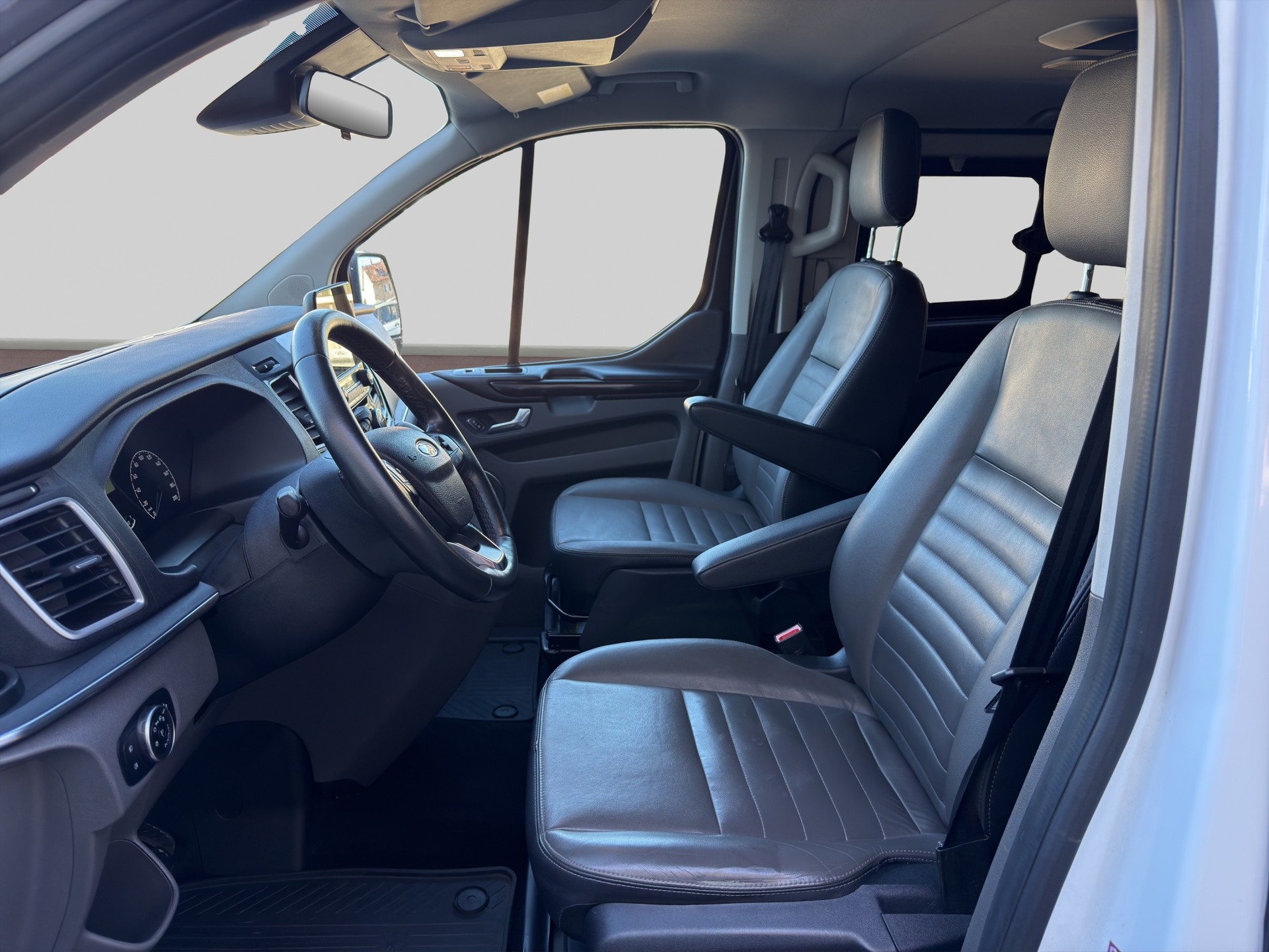 FORD Tourneo Custom 310 L1H1 Titanium SelectShift A-image-8