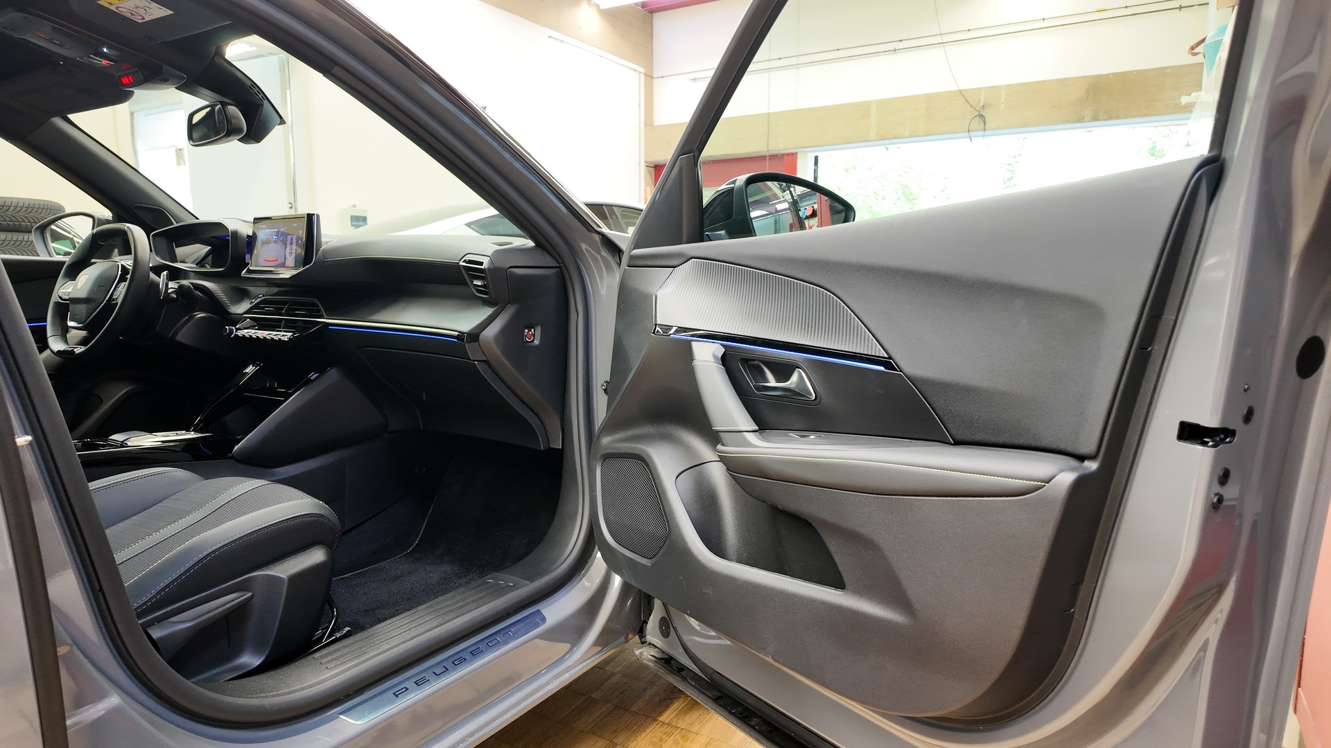 PEUGEOT PEUGEOT 2008 1.2 Hybrid 145 GT-image-17