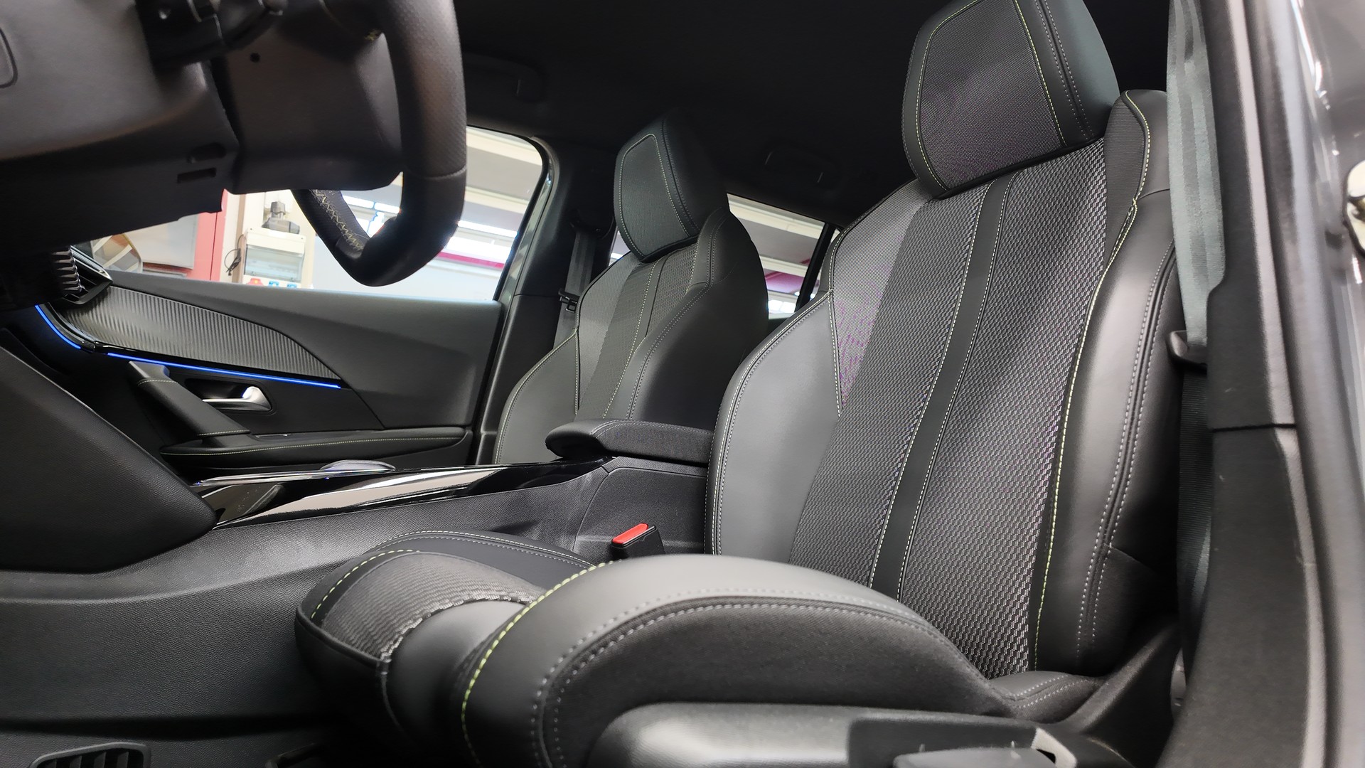 PEUGEOT PEUGEOT 2008 1.2 Hybrid 145 GT-image-15
