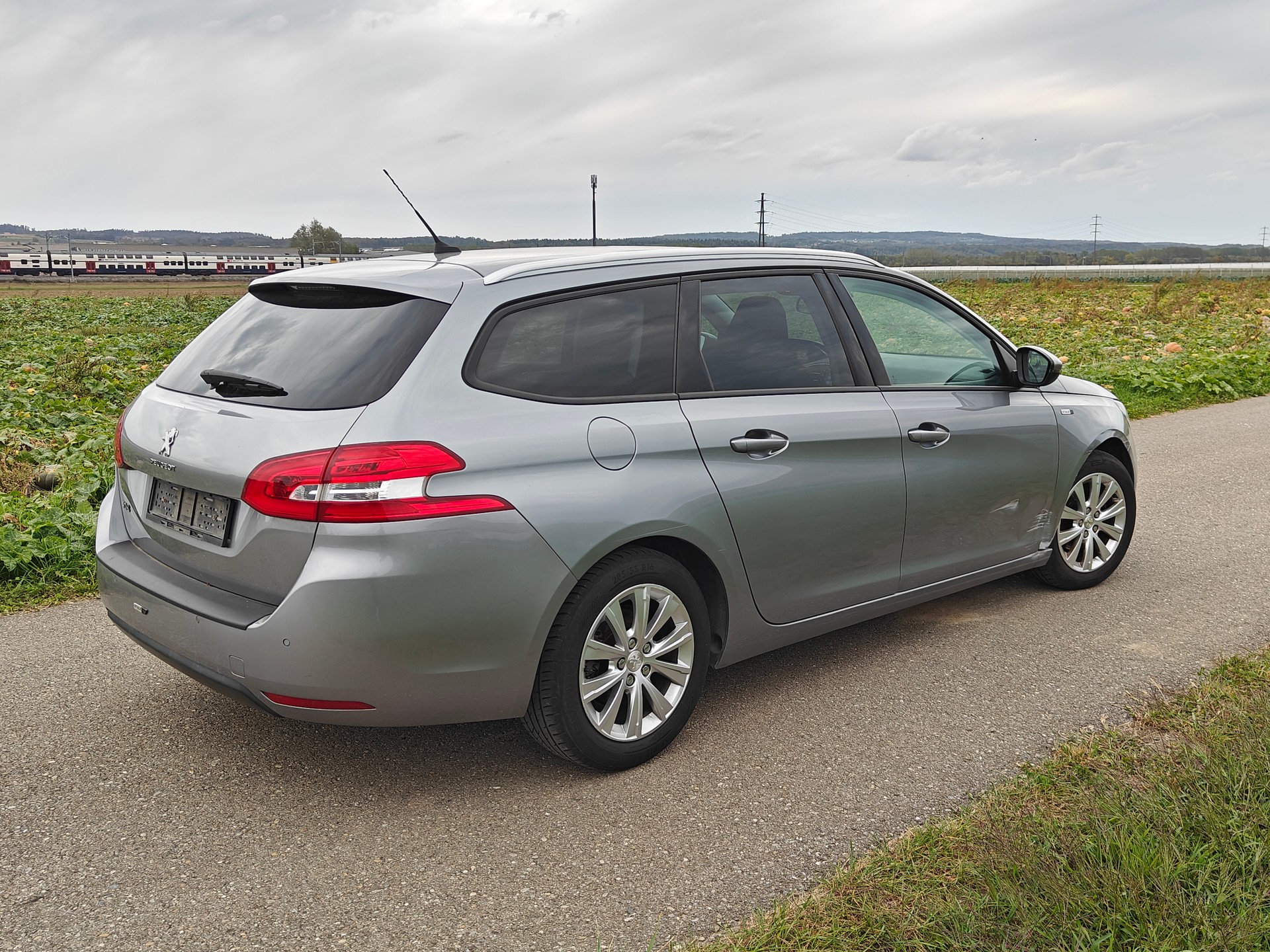 PEUGEOT 308 SW 1.2 THP Style Automatic-image-3