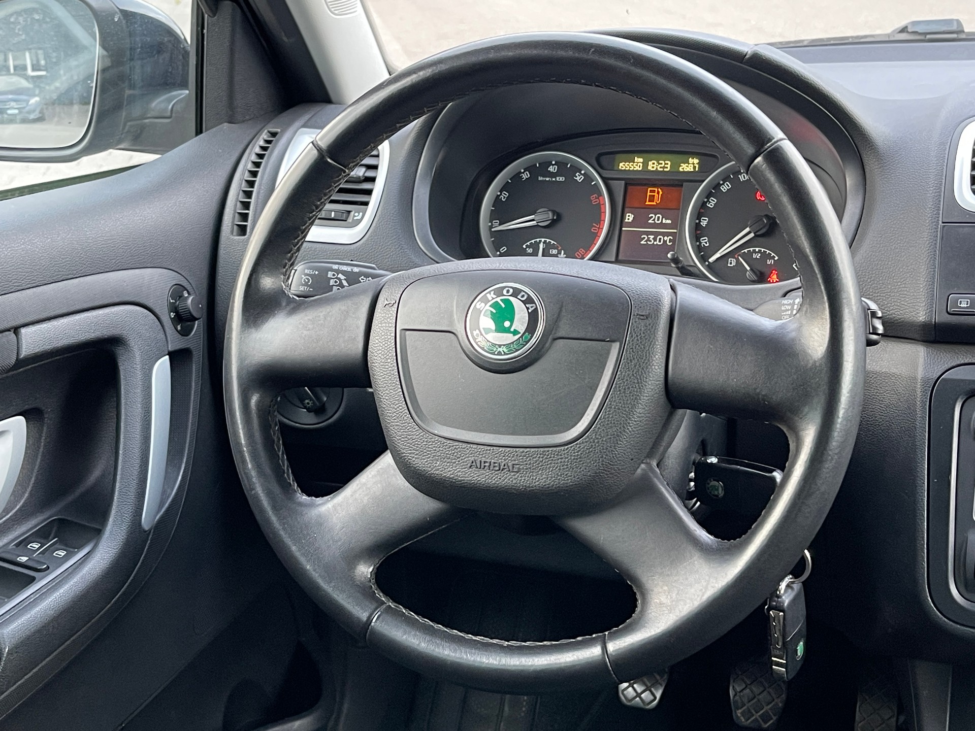SKODA Fabia 1.4 Elegance-image-9