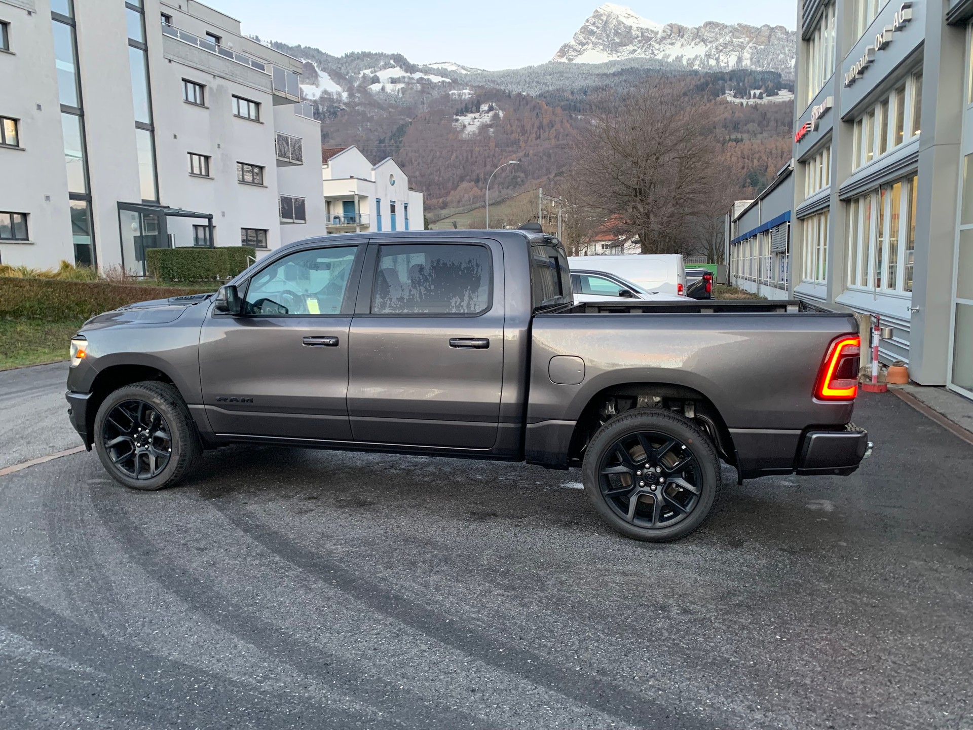 DODGE Ram 1500 Sport Crew Cab 5.7 V8 Night Edition E-Torque-image-3