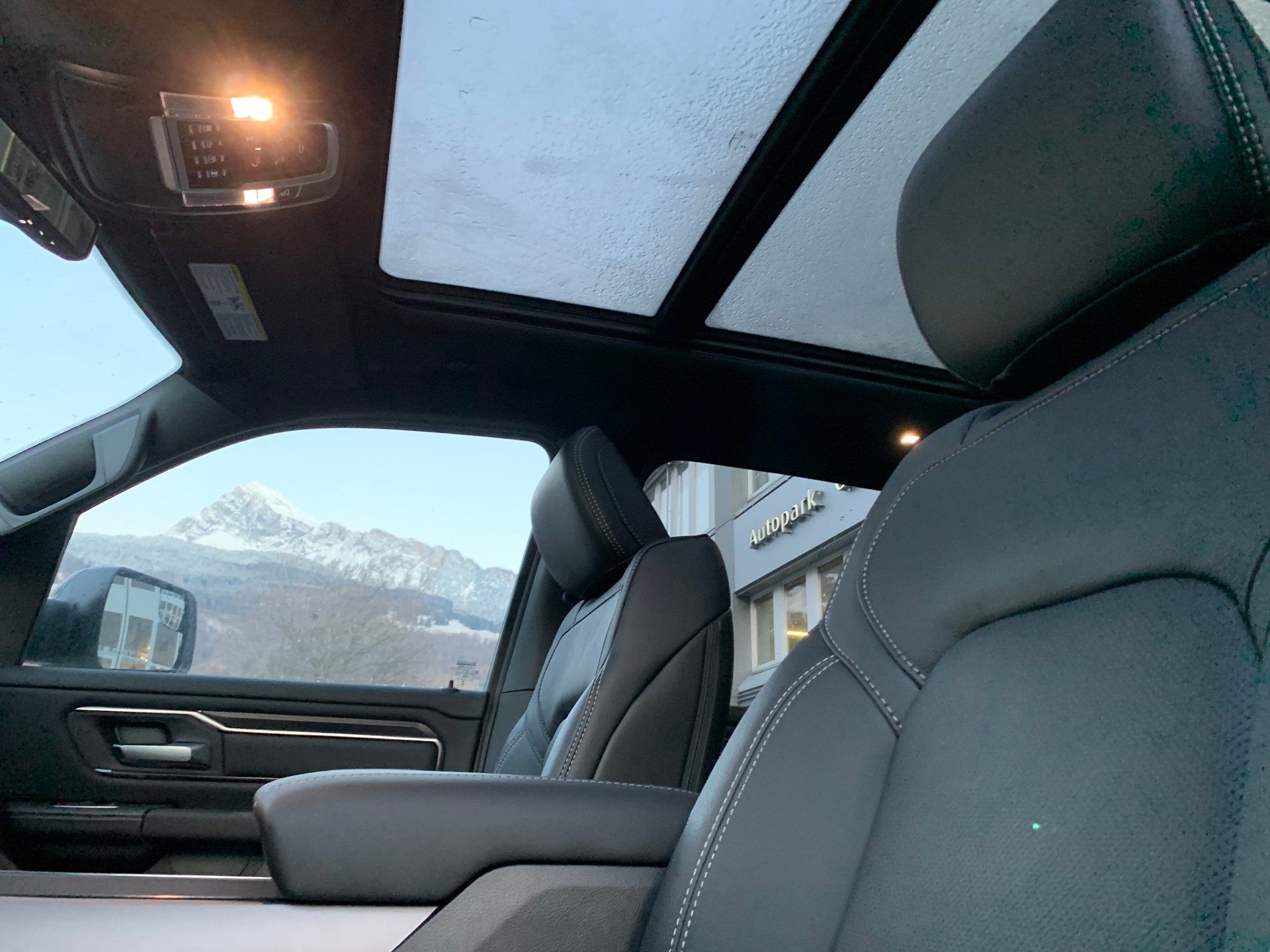 DODGE Ram 1500 Sport Crew Cab 5.7 V8 Night Edition E-Torque-image-11