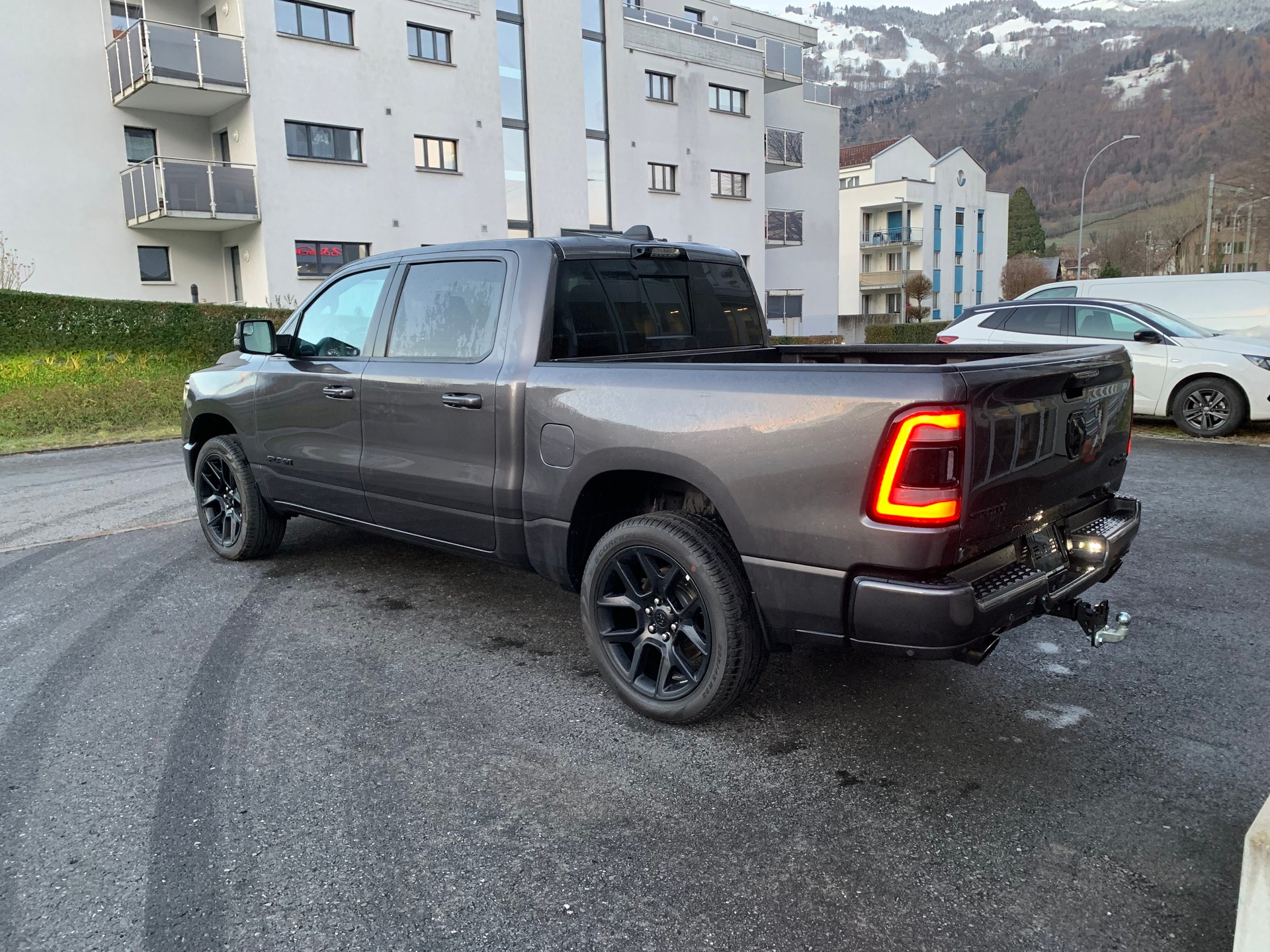 DODGE Ram 1500 Sport Crew Cab 5.7 V8 Night Edition E-Torque-image-4