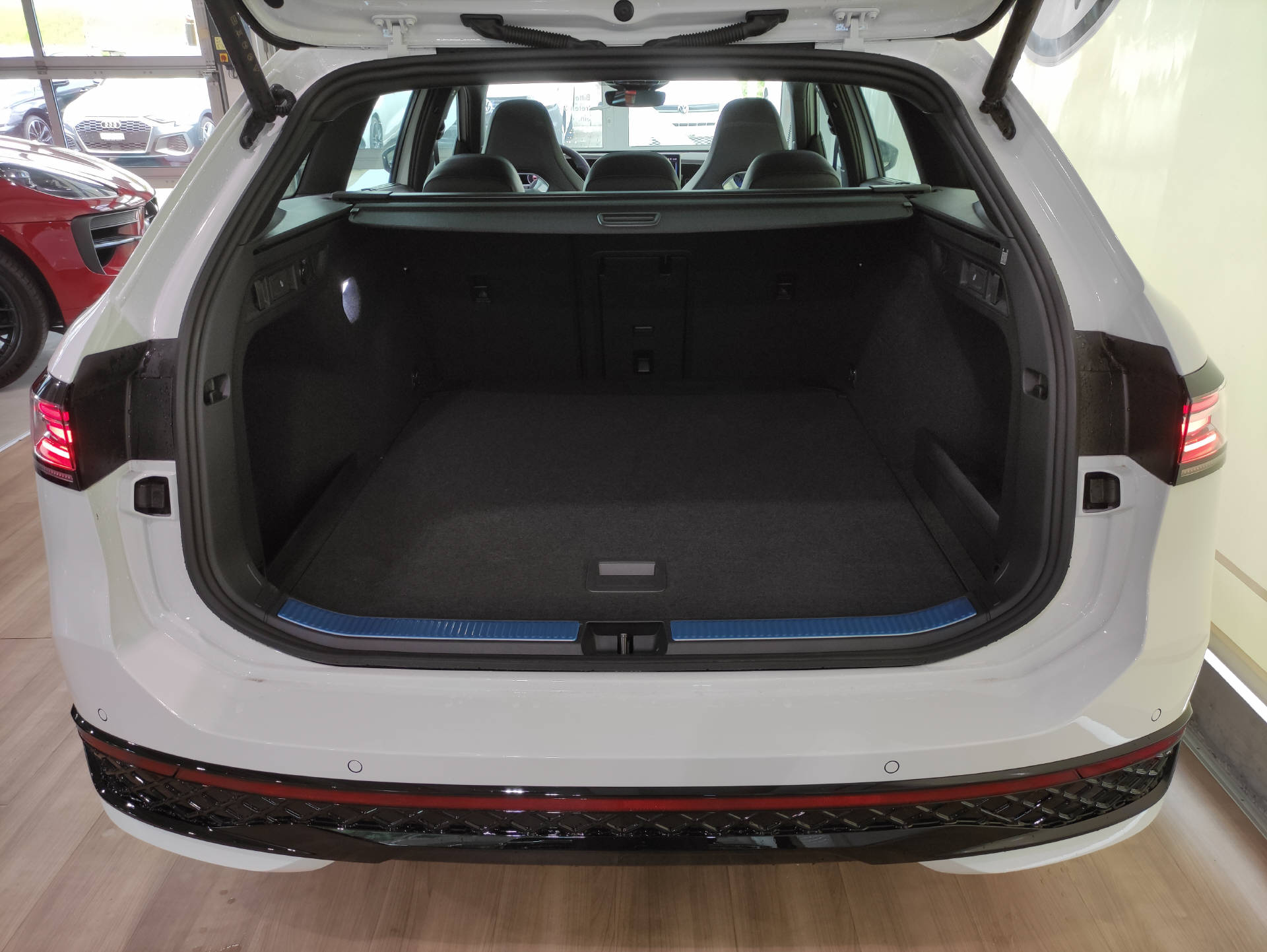 VW Passat Variant 2.0 TDI R-Line DSG-image-13